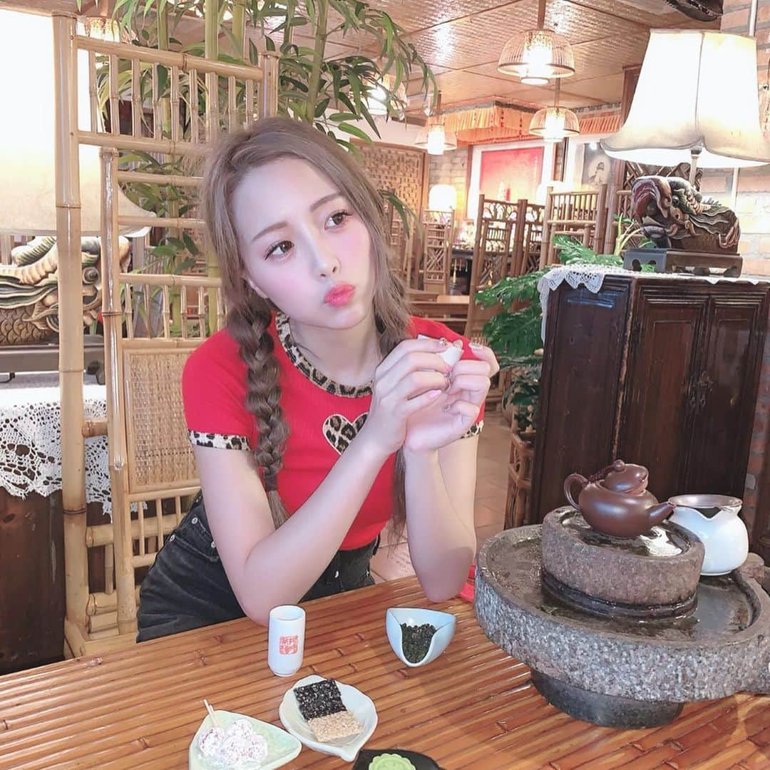 加藤ゆりなさんのインスタグラム写真 - (加藤ゆりなInstagram)「台湾式のお茶🍵 千と千尋の神隠しみたいな建物の中のお店なんだけど、ほんと九份来たら絶対来た方がいい！ じゃないと損する！ 自分で作って飲むんだけど、すぐ入れないとめっちゃ味濃くなる😓 それに茶葉がなくなるまでお湯を出してくれるから永遠に居座れるに近いレベルだから日本にもこういうお店欲しいなっておもった😶 お茶と水が好きな自分にとってはベストなところだったな〜 ちなみに３００元だった😬 . . . #台湾旅行 #九份茶坊 #九份老街 #九份グルメ #台湾グルメ #台湾🇹🇼」5月20日 18時58分 - _yuringo_