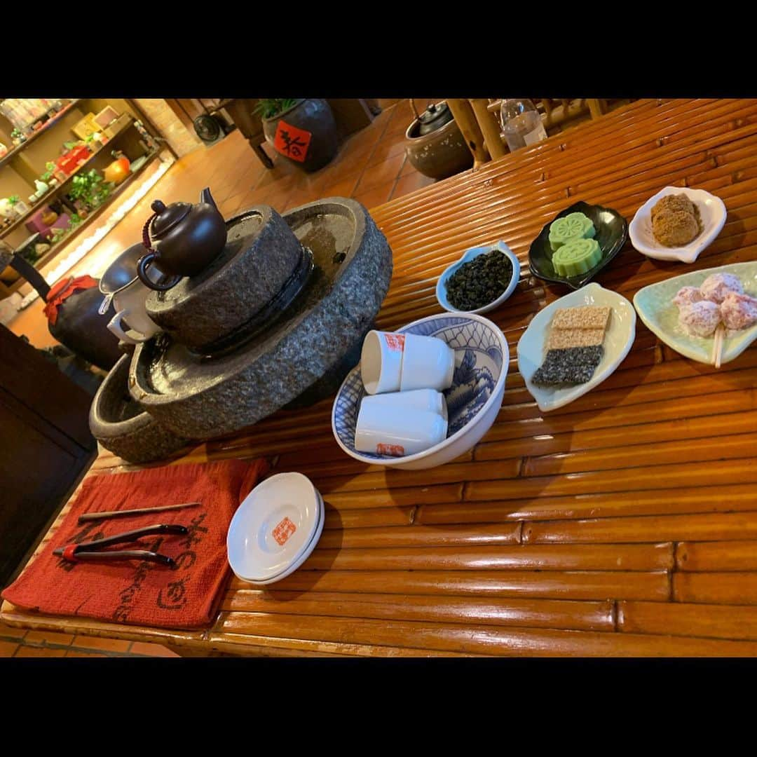 加藤ゆりなさんのインスタグラム写真 - (加藤ゆりなInstagram)「台湾式のお茶🍵 千と千尋の神隠しみたいな建物の中のお店なんだけど、ほんと九份来たら絶対来た方がいい！ じゃないと損する！ 自分で作って飲むんだけど、すぐ入れないとめっちゃ味濃くなる😓 それに茶葉がなくなるまでお湯を出してくれるから永遠に居座れるに近いレベルだから日本にもこういうお店欲しいなっておもった😶 お茶と水が好きな自分にとってはベストなところだったな〜 ちなみに３００元だった😬 . . . #台湾旅行 #九份茶坊 #九份老街 #九份グルメ #台湾グルメ #台湾🇹🇼」5月20日 18時58分 - _yuringo_