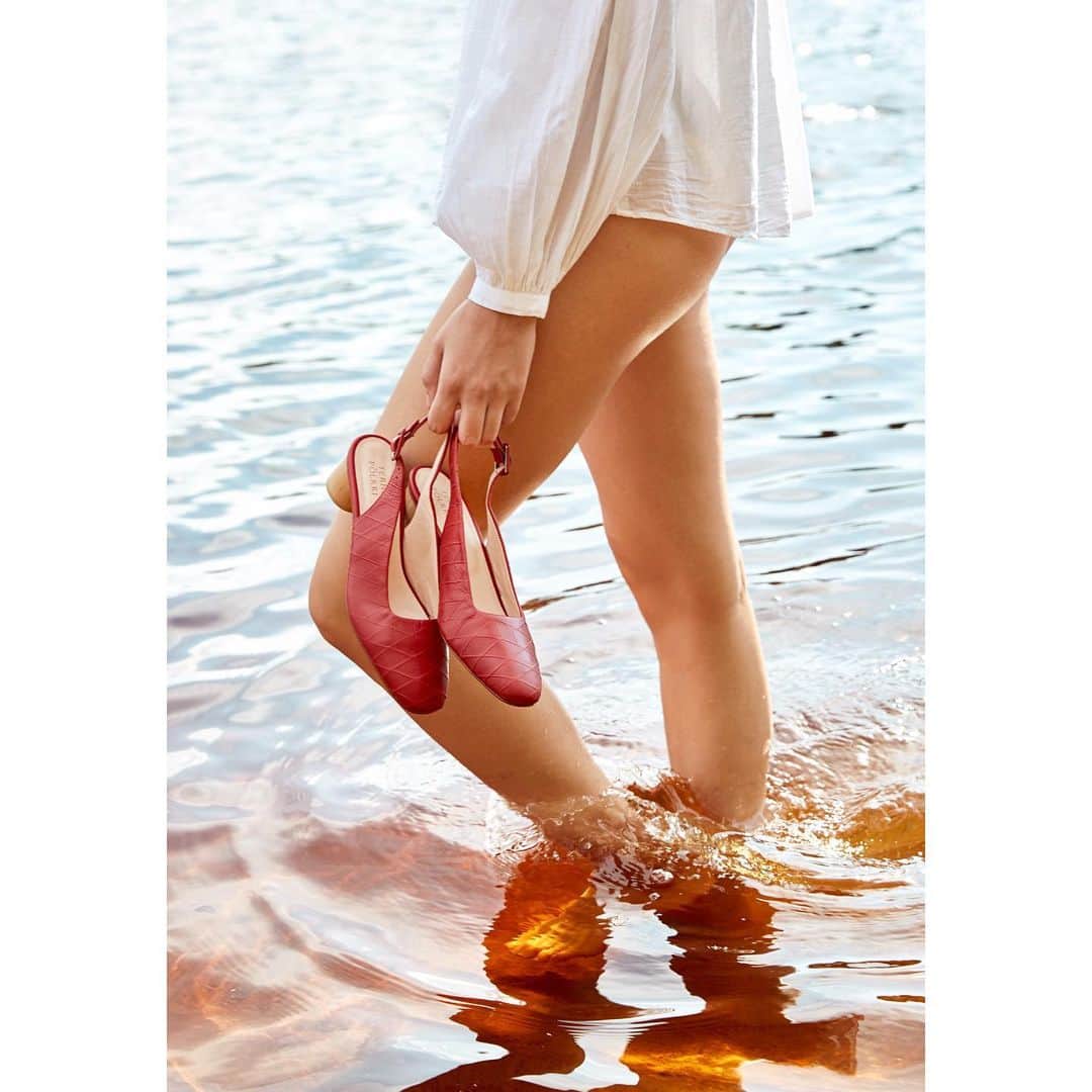 テーリポルキさんのインスタグラム写真 - (テーリポルキInstagram)「Summer is here ♥️ Lona Slingbacks in limited Poppy Red colour ♥️ #lonaslingback #shoes #kesä #summer19 #finnishdesign #chaussures #muoti #terhipölkkistore #TERHIPÖLKKI」5月20日 18時50分 - terhipolkkishoes