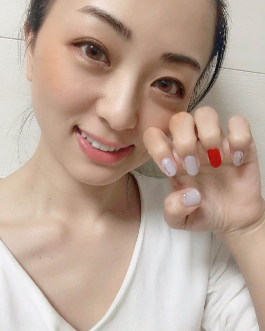 祥子さんのインスタグラム写真 - (祥子Instagram)「💅 ネイルチェンジ♡ 祥子の指先は晶子におまかせ😘 今回はノープランだったのに、 私好みに完璧に仕上げてくれた😍 やっぱり天才ネイリスト♥️ @shoko.nail  #ネイル #nail #ネイルチェンジ #ネイルデザイン #カラーファイバー #グレーネイル #赤ネイル #オーダーメイド #いつもありがとう #すっぴんだったからアプリでメイクしてみたよ #今のアプリは凄いね」5月20日 18時50分 - sho_ko.0413