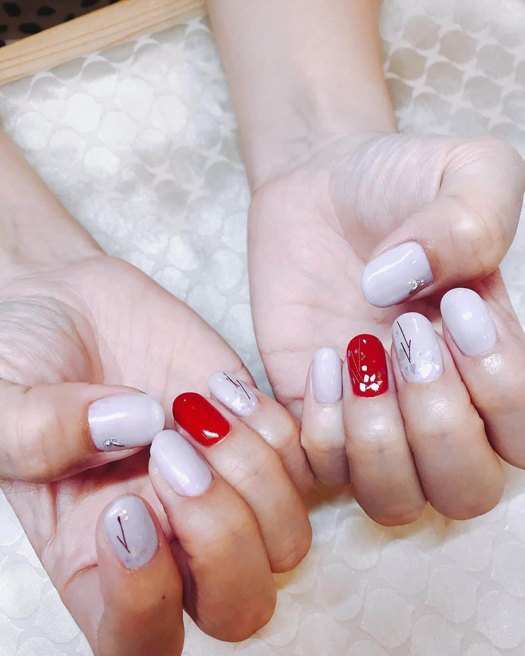 祥子さんのインスタグラム写真 - (祥子Instagram)「💅 ネイルチェンジ♡ 祥子の指先は晶子におまかせ😘 今回はノープランだったのに、 私好みに完璧に仕上げてくれた😍 やっぱり天才ネイリスト♥️ @shoko.nail  #ネイル #nail #ネイルチェンジ #ネイルデザイン #カラーファイバー #グレーネイル #赤ネイル #オーダーメイド #いつもありがとう #すっぴんだったからアプリでメイクしてみたよ #今のアプリは凄いね」5月20日 18時50分 - sho_ko.0413