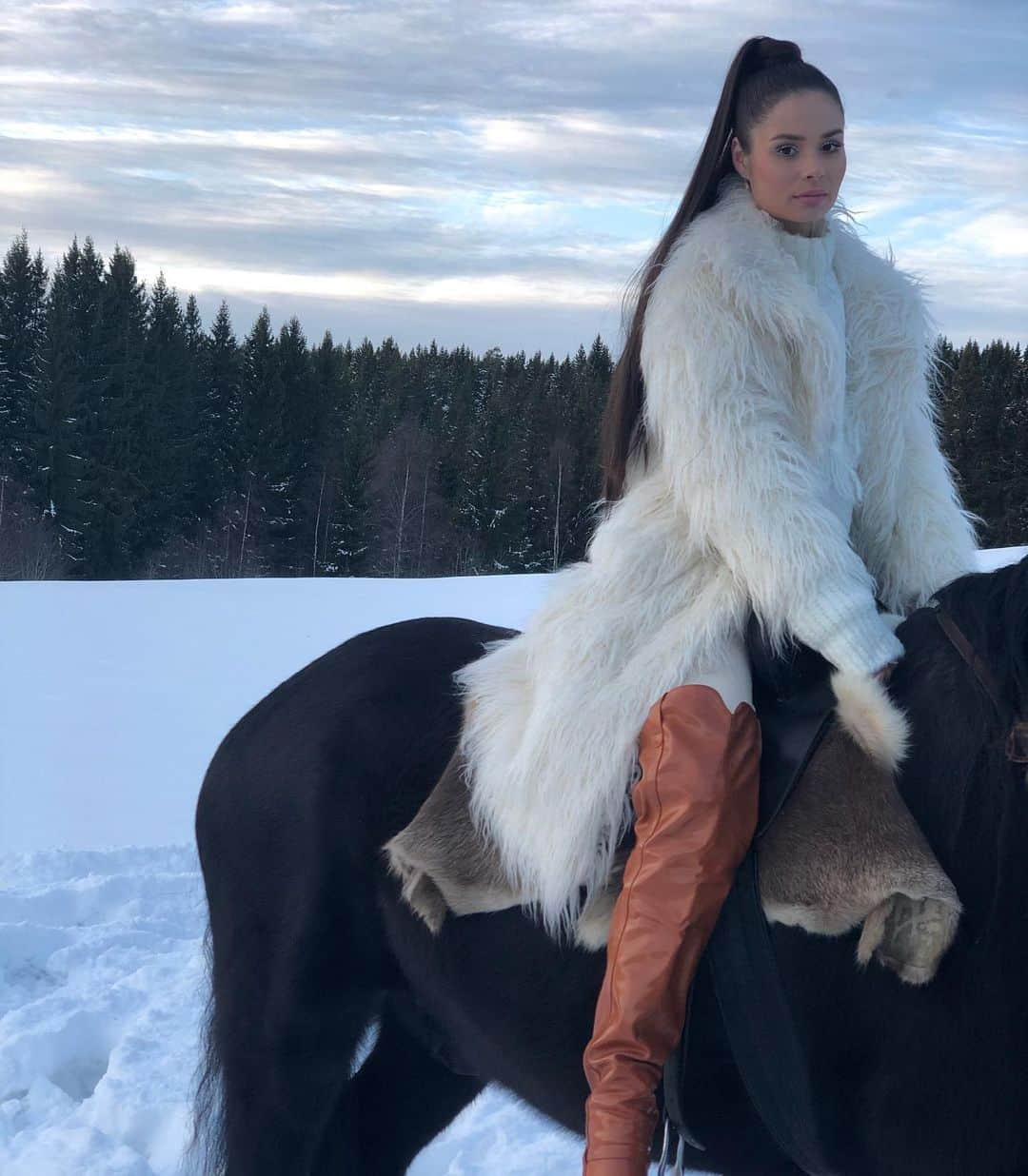 ニーナ・ネスビットさんのインスタグラム写真 - (ニーナ・ネスビットInstagram)「welcome to nina nesbitch’s big monday energy and how she’ll be travelling about her day 🐎 #isitreallymeyouremissing」5月20日 18時56分 - ninanesbitt