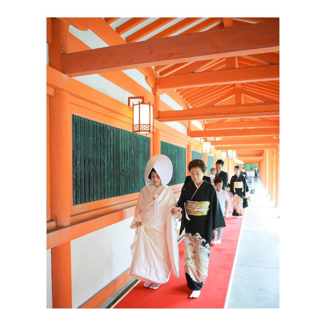 塩尻奈都子のインスタグラム：「⛩ . 平安神宮での挙式から1年✨  東京へ引っ越してから半年✨  早いなぁ(´･_･`) . 名古屋の仲間と離れめちゃくちゃ寂しかったけれど、毎日楽しく過ごしています♡ . 写真②はメ〜テレの番組ドデスカ！で結婚報告したとき、井戸田潤さんに落書きされたフリップ(笑)井戸田とばばぁと呼び合っていたのも良い思い出👵 . .  #メ〜テレ #ドデスカ #お歯黒 #1年前」