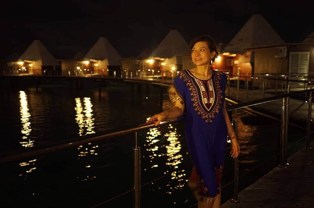 芳美リンさんのインスタグラム写真 - (芳美リンInstagram)「#水上コテージ  夜はこんな雰囲気。  So romantic♥  1枚目&2枚目、 光の魔術師、@a_zono ちゃんが素敵に撮影してくれました。  ちょっといつもと違う、ラグジュアリーな写真。  たまにはいいかな？☺ 上海でニューカレドニアのために買ったワンピで撮影📷  #メトル島 エスカペード・アイランド・リゾート L'Escapade Island Resort  #ニューカレドニア  @newcaledoniatourismjapan @aircalin #aircalin #caledoniandream #newcaledonia#tabijyo_hotel#beachlover_tabijyo #天国にいちばん近い島 #旅行好きな人と繋がりたい #女子旅 #海外旅行 #tabijyo_hotel #旅行好きな人と繋がりたい #女子旅 #海外旅行 #beach #travelphoto #traveler #travel #リゾート #南の島#Watercottage#夜景 #cytokyo#cytokyo5passion」5月20日 19時06分 - lynn.lynn5