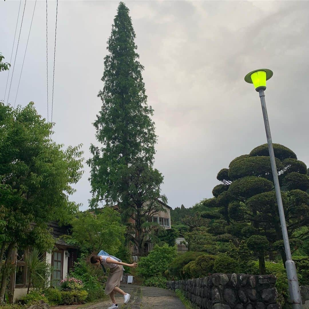 中上真亜子さんのインスタグラム写真 - (中上真亜子Instagram)「今日は朝からドォーモの旅ロケ...GWに行きたかった波佐見に来てるよ、楽し過ぎるよーっ😭 #コケても楽しい #ちなみにシャツを肩からかけてるのはその前にもコケて肘から血が出てるからだよ  そして今夜24:20からはロンプク☆淳だよ🐛 昆虫博士の変態ちゃんの登場です...👏」5月20日 18時59分 - maako_nakagami