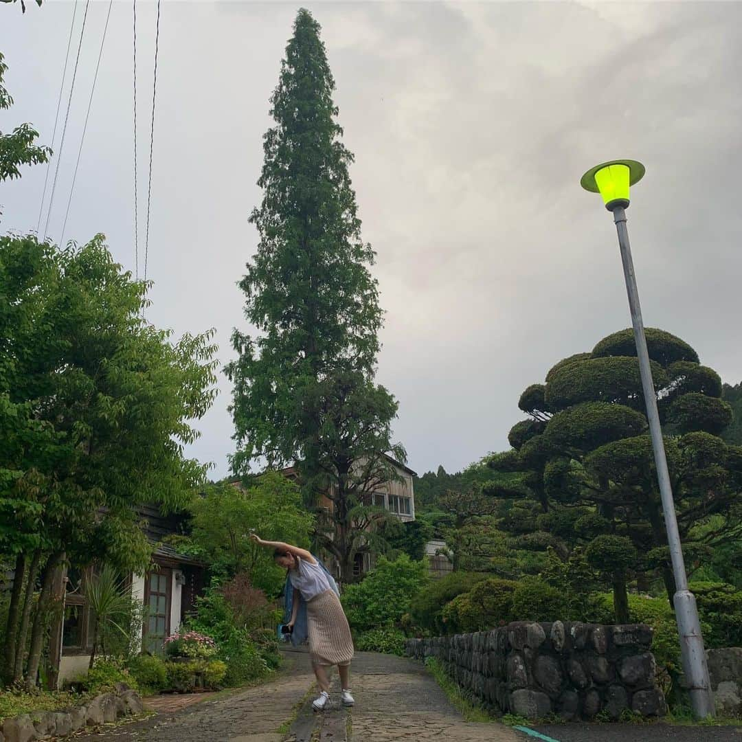 中上真亜子さんのインスタグラム写真 - (中上真亜子Instagram)「今日は朝からドォーモの旅ロケ...GWに行きたかった波佐見に来てるよ、楽し過ぎるよーっ😭 #コケても楽しい #ちなみにシャツを肩からかけてるのはその前にもコケて肘から血が出てるからだよ  そして今夜24:20からはロンプク☆淳だよ🐛 昆虫博士の変態ちゃんの登場です...👏」5月20日 18時59分 - maako_nakagami