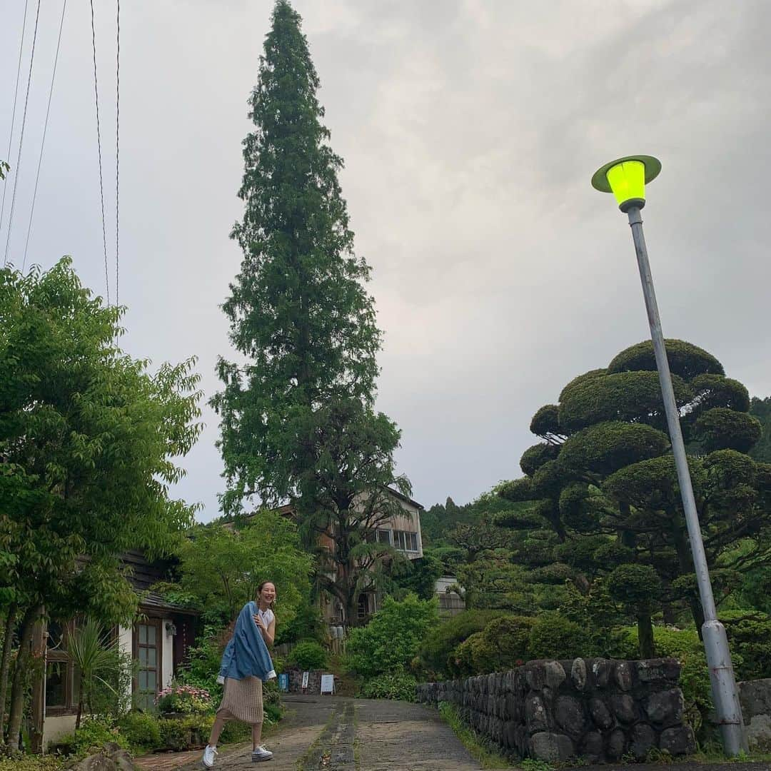 中上真亜子さんのインスタグラム写真 - (中上真亜子Instagram)「今日は朝からドォーモの旅ロケ...GWに行きたかった波佐見に来てるよ、楽し過ぎるよーっ😭 #コケても楽しい #ちなみにシャツを肩からかけてるのはその前にもコケて肘から血が出てるからだよ  そして今夜24:20からはロンプク☆淳だよ🐛 昆虫博士の変態ちゃんの登場です...👏」5月20日 18時59分 - maako_nakagami