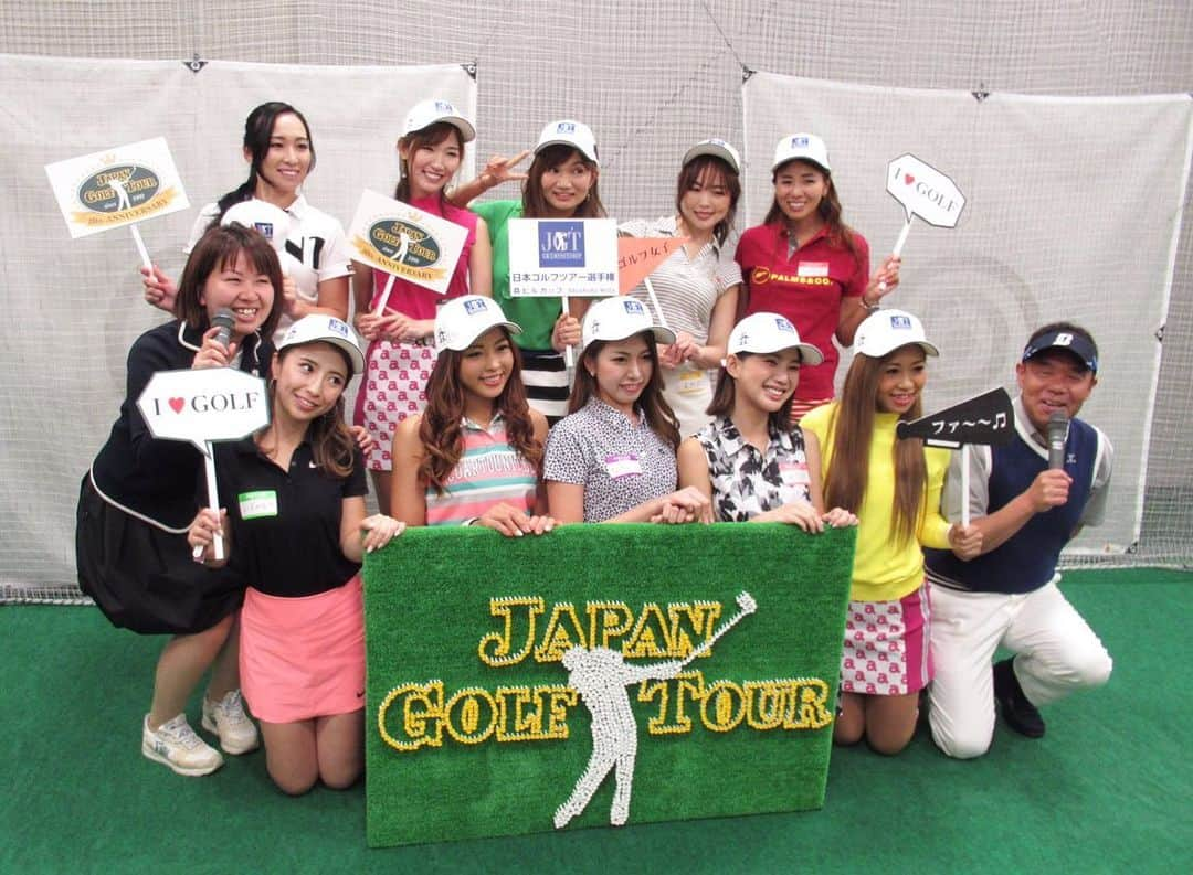 美波千夏さんのインスタグラム写真 - (美波千夏Instagram)「⛳️💫⛳️💫⛳️ 昨日は日本ゴルフツアー選手権SNSアンバサダー交流イベントでした❤️ みんなでわいわい楽しかった！チーム戦でドラコン対決、パター対決、クイズ大会をしました🎉なつみちゃんと同じ組で見事優勝！参加者の皆さんと力を合わせて、一喜一憂して、とっても楽しい時間でした❤️❤️ . 今回の会場となったヒルズゴルフアカデミー、すごく綺麗で最新の設備に感動🥺パットを完全可視化するPuttViewがアジア初登場！近未来感ハンパなかったです😳最後に動画貼っておくので見てください♪ . 日本ゴルフツアー選手権森ビルカップまで後少し🥺❤️楽しみだなー♪宍戸ヒルズでお会いできるの楽しみにしてます❤️⛳️ . . . . . .  #日本ゴルフツアー選手権SNSアンバサダー #日本ゴルフツアー選手権 #森ビルカップ #宍戸ヒルズカントリークラブ #宍戸ヒルズCC #日本ゴルフツアー選手権森ビルカップShishidoHills #jgto #ヒルズゴルフアカデミー」5月20日 19時04分 - chinatsu_minami