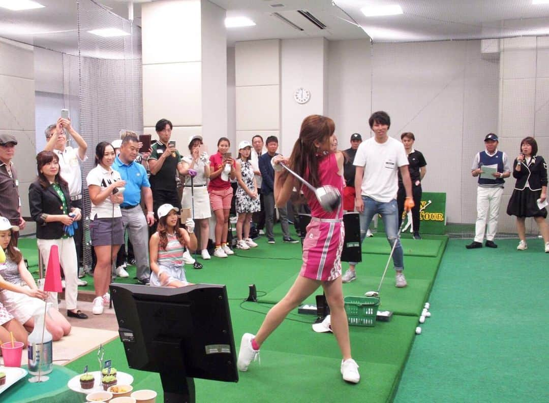 美波千夏さんのインスタグラム写真 - (美波千夏Instagram)「⛳️💫⛳️💫⛳️ 昨日は日本ゴルフツアー選手権SNSアンバサダー交流イベントでした❤️ みんなでわいわい楽しかった！チーム戦でドラコン対決、パター対決、クイズ大会をしました🎉なつみちゃんと同じ組で見事優勝！参加者の皆さんと力を合わせて、一喜一憂して、とっても楽しい時間でした❤️❤️ . 今回の会場となったヒルズゴルフアカデミー、すごく綺麗で最新の設備に感動🥺パットを完全可視化するPuttViewがアジア初登場！近未来感ハンパなかったです😳最後に動画貼っておくので見てください♪ . 日本ゴルフツアー選手権森ビルカップまで後少し🥺❤️楽しみだなー♪宍戸ヒルズでお会いできるの楽しみにしてます❤️⛳️ . . . . . .  #日本ゴルフツアー選手権SNSアンバサダー #日本ゴルフツアー選手権 #森ビルカップ #宍戸ヒルズカントリークラブ #宍戸ヒルズCC #日本ゴルフツアー選手権森ビルカップShishidoHills #jgto #ヒルズゴルフアカデミー」5月20日 19時04分 - chinatsu_minami