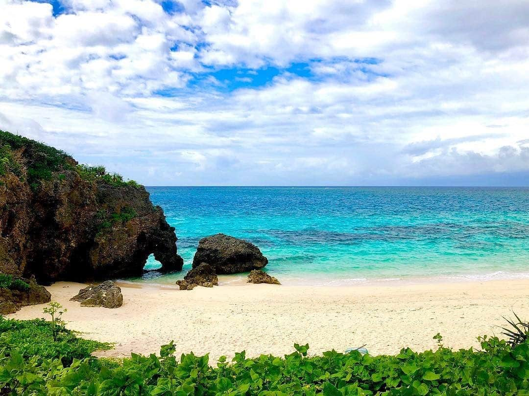 Be.okinawaさんのインスタグラム写真 - (Be.okinawaInstagram)「Can you find the little heart-shaped cave? Ikema Island's sparkling ocean peaks through! 📷:@caelureus_mare  #ikemaisland #miyakojimacity #이케마섬 #미야코섬 #池間島 #宮古島市 #beach #beachlover #bluesea #beautifulsea #beokinawa #visitokinawa」5月20日 19時00分 - visitokinawajapan