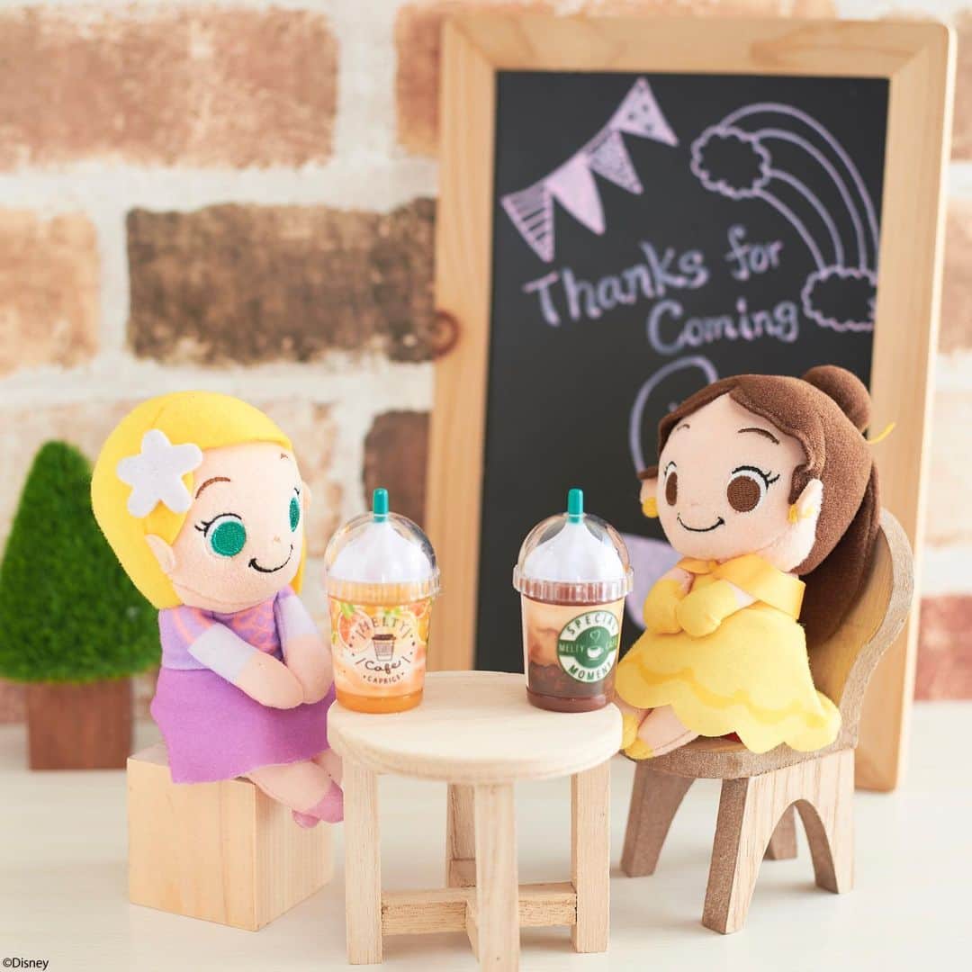 ちょっこりさん【公式】のインスタグラム：「#20190520 * ゆっくり、ひと休み。 同級生とのお茶会は、プリンセスも一緒。 * #ちょっこりさん #ぬい撮り#ぬいぐるみ #chokkorisan#disney #takaratomyarts #ぬいぐるみと撮り隊 #disney写真部 #ちょっこりさん好きな人とつながりたい」