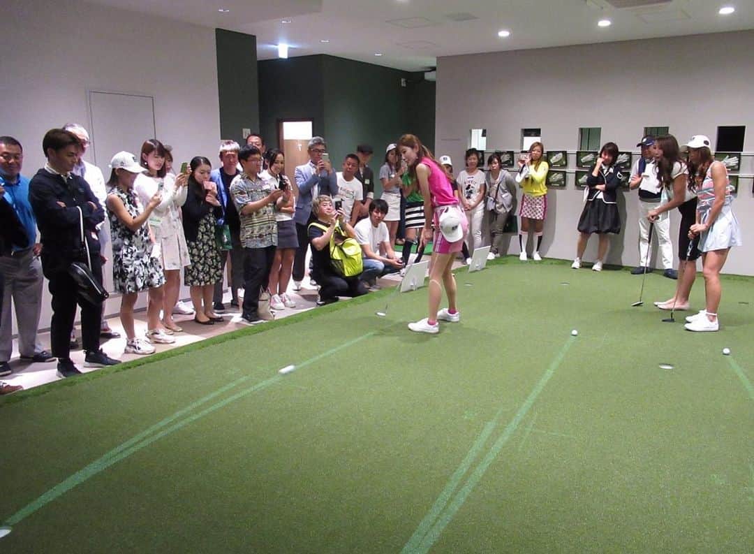 美波千夏さんのインスタグラム写真 - (美波千夏Instagram)「⛳️💫⛳️💫⛳️ 昨日は日本ゴルフツアー選手権SNSアンバサダー交流イベントでした❤️ みんなでわいわい楽しかった！チーム戦でドラコン対決、パター対決、クイズ大会をしました🎉なつみちゃんと同じ組で見事優勝！参加者の皆さんと力を合わせて、一喜一憂して、とっても楽しい時間でした❤️❤️ . 今回の会場となったヒルズゴルフアカデミー、すごく綺麗で最新の設備に感動🥺パットを完全可視化するPuttViewがアジア初登場！近未来感ハンパなかったです😳最後に動画貼っておくので見てください♪ . 日本ゴルフツアー選手権森ビルカップまで後少し🥺❤️楽しみだなー♪宍戸ヒルズでお会いできるの楽しみにしてます❤️⛳️ . . . . . .  #日本ゴルフツアー選手権SNSアンバサダー #日本ゴルフツアー選手権 #森ビルカップ #宍戸ヒルズカントリークラブ #宍戸ヒルズCC #日本ゴルフツアー選手権森ビルカップShishidoHills #jgto #ヒルズゴルフアカデミー」5月20日 19時04分 - chinatsu_minami