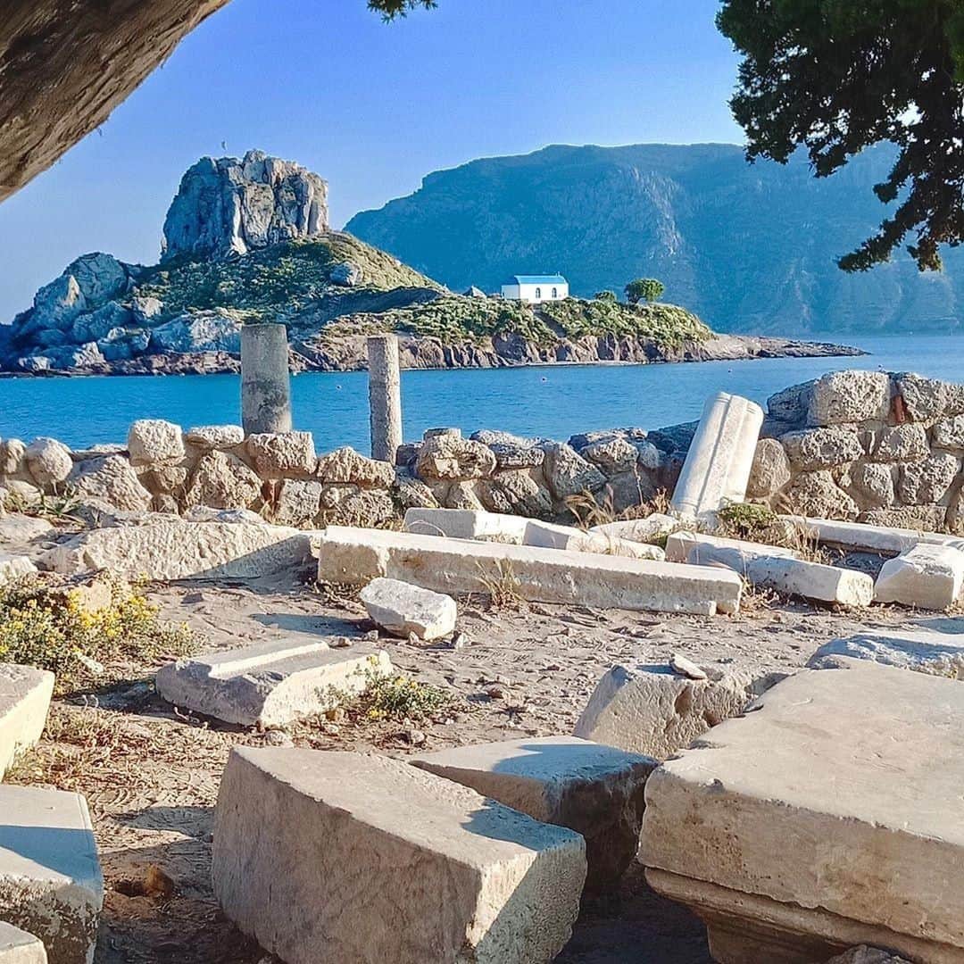 Lonely Planetさんのインスタグラム写真 - (Lonely PlanetInstagram)「#LonelyPlanet writer @nomaditis is currently island hopping in #Greece, where she stumbled upon this view of Agios Stefanos, an early Christian church, as seen from the picturesque Roman ruins of #Kefalos. 🇬🇷」5月20日 19時00分 - lonelyplanet