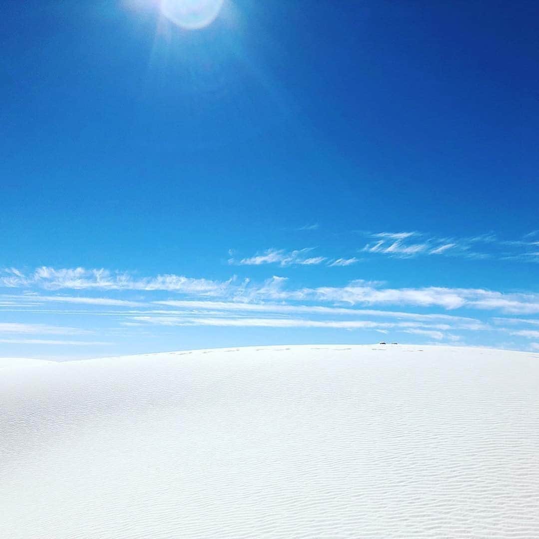 大人のニキビにルナメアACさんのインスタグラム写真 - (大人のニキビにルナメアACInstagram)「アメリカのニューメキシコ州の荒野に忽然と現れる純白の砂漠、ホワイトサンズ国定公園。﻿ ﻿ 荒野に広がる真っ白な砂丘は光によって見え方が変わり、まるで異世界にいるかのような不思議で幻想的な光景を楽しむことができます。﻿ ホワイトサンズを形成している石膏は太陽熱を吸収しにくい性質を持ち、酷暑でも素足で砂の上を歩くことができるそうです。﻿ ﻿ 砂漠地帯を訪れる時は、紫外線や乾燥には十分な注意が必要。﻿ 国内外問わずいつものスキンケアで、しっかりと肌をいたわりましょう。﻿ ﻿ ルナメアACをお供に、海外でも自分らしい素肌を。﻿ ﻿ Photo by @happyicecream827 様﻿ ﻿ ﻿ #ルナメアAC#lunamer#lunamerAC#富士フイルム#ルナメアアクネケア#ニキビ予防#ニキビケア#ニキビ改善#大人ニキビケア#大人ニキビ改善#肌質改善#毛穴ケア#美肌ケア#素肌美人#潤いケア#保湿ケア#紫外線ケア#紫外線対策#肌悩み#肌トラブル#海外旅行#アメリカ#ニューメキシコ#ホワイトサンズ#絶景#青の光景#青の絶景#青が好き#ブルーの世界#ブルーが好き」5月20日 19時02分 - lunamer_ac