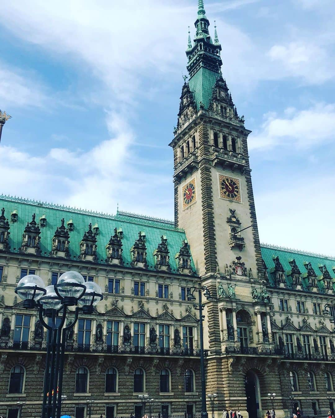 Ms.OOJAさんのインスタグラム写真 - (Ms.OOJAInstagram)「ドイツ🇩🇪フランクフルトで王様の冒険のロケは終わりだったんだけど、せっかくここまで来たならと足を伸ばしてハンブルグまで来ました。 . 街の雰囲気はフランクフルトよりこっちのが好きかもしれない！！ってゆーくらい素敵な場所でした。 . 絢爛豪華な市庁舎はため息の出るほどの美しさ、 爆撃の跡が生々しく残る聖ニコライ教会、 . 昔ながらのはもちろん新しい建築もどれもすごくて、 古いものと新しいものがうまく共存した街。 . . だけど、この街に来た目的は観光ではなくて、、」5月20日 19時03分 - msoojafaith