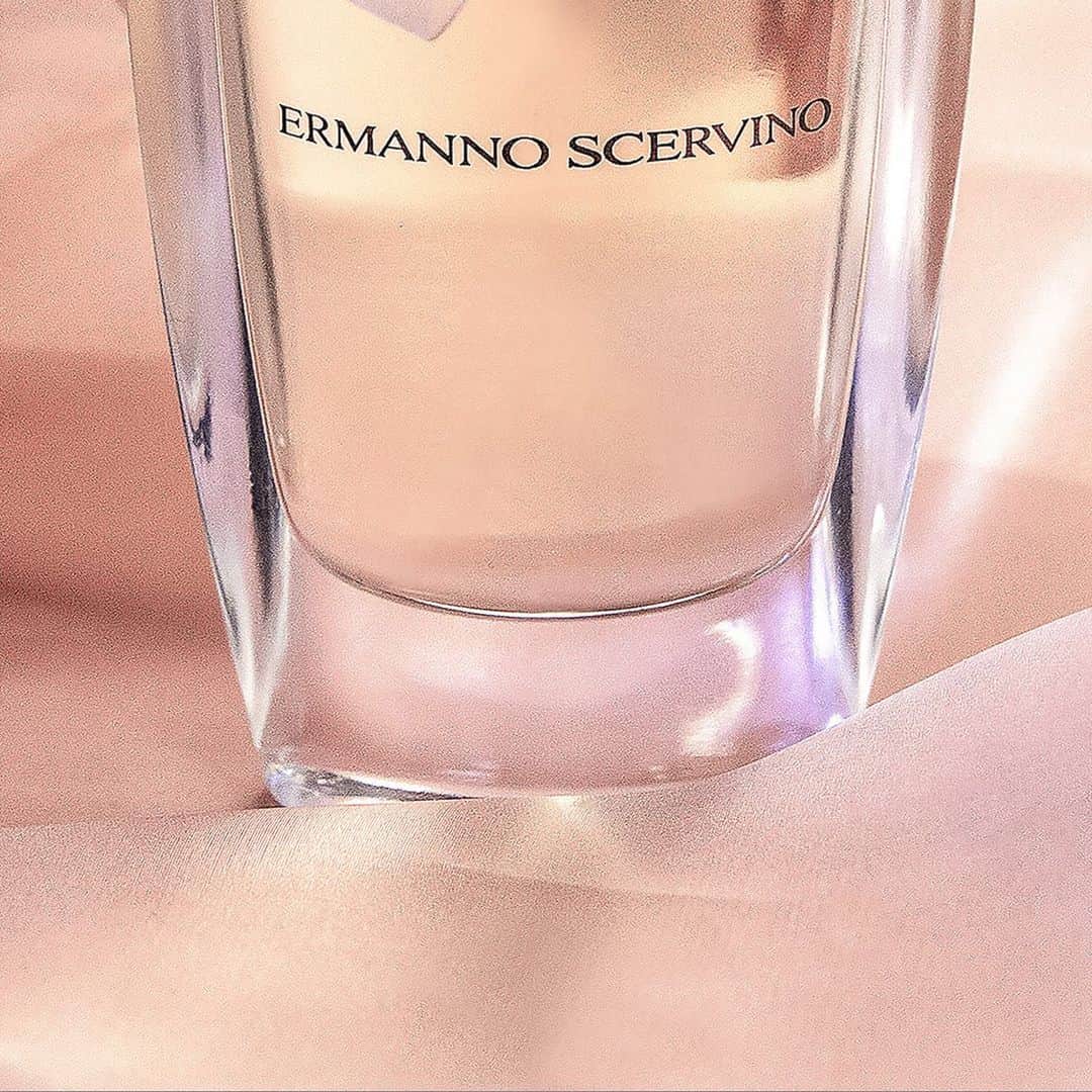 エルマンノシェルヴィーノさんのインスタグラム写真 - (エルマンノシェルヴィーノInstagram)「#ErmannoScervino unveils its first fragrance. An elegant and addictive scent, focused on a delicate essence of tuberose and soft gianduja notes. #ScervinoFragrance . . #ErmannoScervino #perfume #fragrance #eaudeparfum #essence #madeinitaly #madeinflorence  #perfumery #parfum #scent #profumo #fragranza #essenza #organza #floral #couture #ADV #advcampaign #campaign」5月20日 19時03分 - ermannoscervino