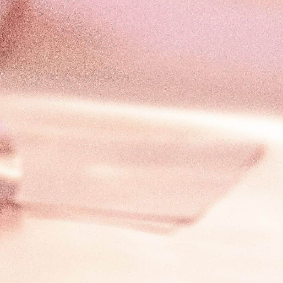 のインスタグラム：「#ErmannoScervino unveils its first fragrance. An elegant and addictive scent, focused on a delicate essence of tuberose and soft gianduja notes. #ScervinoFragrance . . #ErmannoScervino #perfume #fragrance #eaudeparfum #essence #madeinitaly #madeinflorence  #perfumery #parfum #scent #profumo #fragranza #essenza #organza #floral #couture #ADV #advcampaign #campaign」