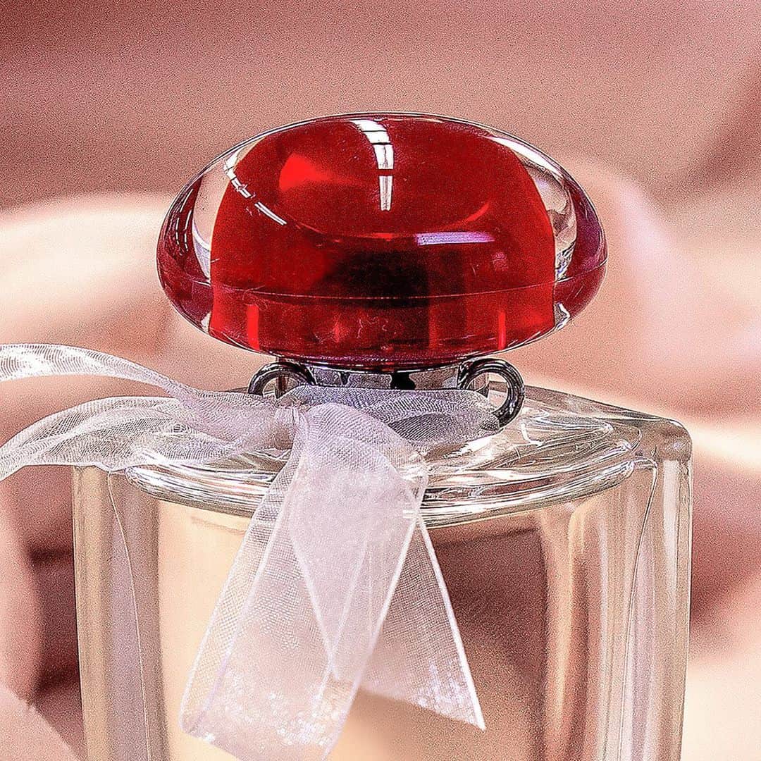 のインスタグラム：「#ErmannoScervino unveils its first fragrance. An elegant and addictive scent, focused on a delicate essence of tuberose and soft gianduja notes. #ScervinoFragrance . . #ErmannoScervino #perfume #fragrance #eaudeparfum #essence #madeinitaly #madeinflorence  #perfumery #parfum #scent #profumo #fragranza #essenza #organza #floral #couture #ADV #advcampaign #campaign」