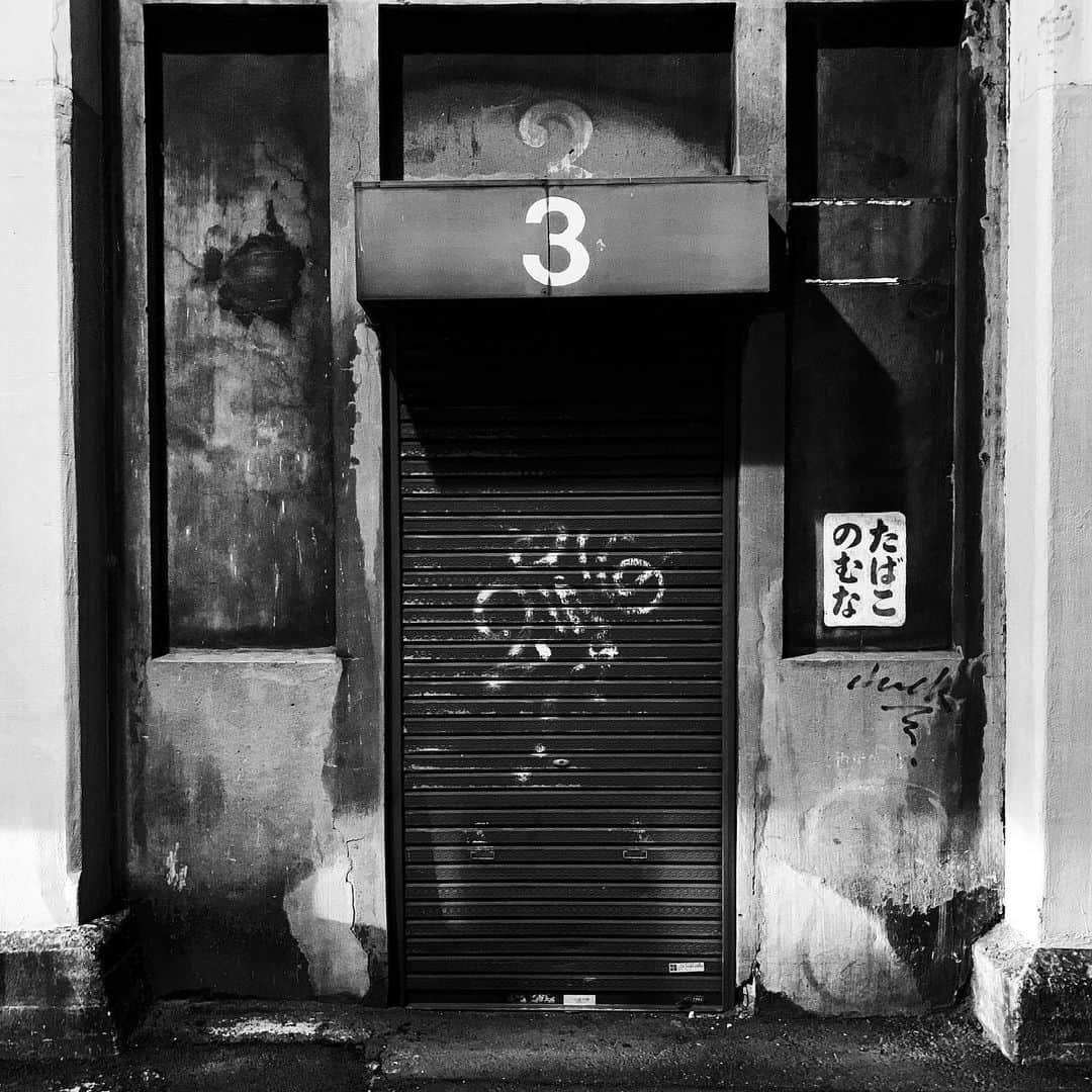 naotakeのインスタグラム：「3番ゲート - The gate No.3 / iPhone XR + Snapseed, 20190521 . . ちょっとしたプレゼンをして、参加者からお褒めの言葉をいただいた。リップサービスでも気分はあがる。 . . #royalsnappingartists #infamous_family #rsa_main #infinity_photo_cult #2_fineart #jp_gallery #jp_gallery_bnw #trb_bnw #wp_bnw  #bnw_life #bnwlife_member #bnw_life_shots #bnw_captures #world_bnw #top_bnw #team_jp_ #team_jp_モノクロ #ig_energy_bw #ig_nihon #streetphotographybnw #igersjp #blackandwhite #bnw #bnwphoto #monochrome #bw #bnwphotography #ShotOniPhone #shotoniphoneXR」