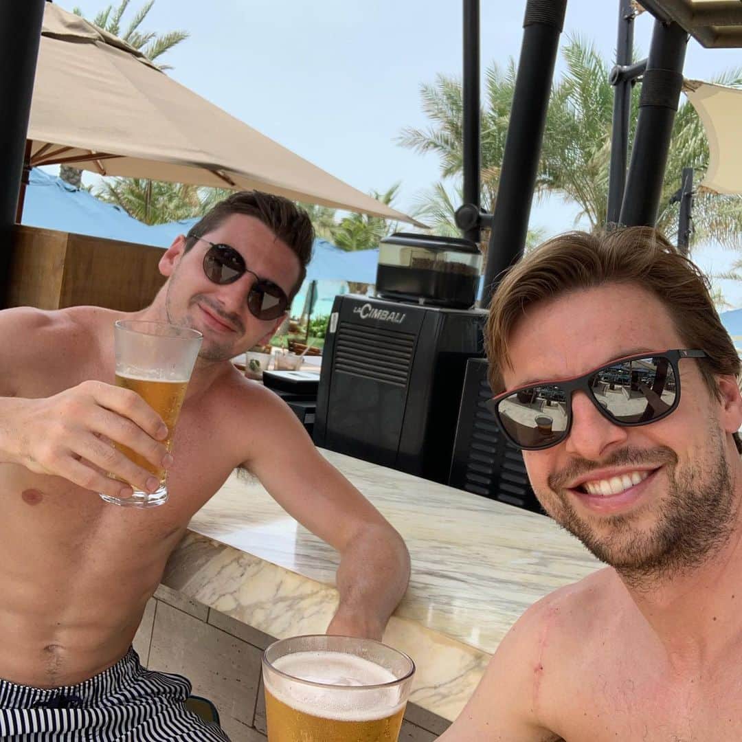 ティム・クルルのインスタグラム：「Cheers 🍻 #mayorofnorwich #yellows」