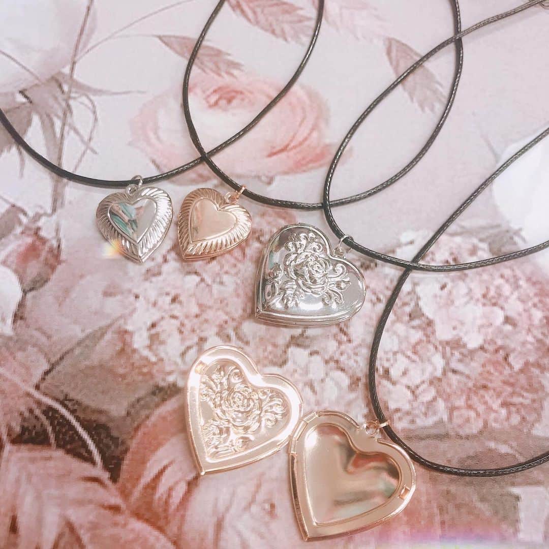 のインスタグラム：「❤️🐇new arrivals 🐇❤️ . . . ヴィンテージ風のロケットチョーカーは、中に大切な写真を入れてね🙈💕 . お値段は ミニサイズが¥390、ビックサイズは¥590🌈 . .  #wego#wegogoods#accessory#instagood#instafashion#metal#heart#choker#harajuku#kawaii#プチプラ#プチプラアクセ#MERY#rili_tokyo#置き画くら部#おしゃれさんと繋がりたい#멋스타그램#패션#패션스타그램」