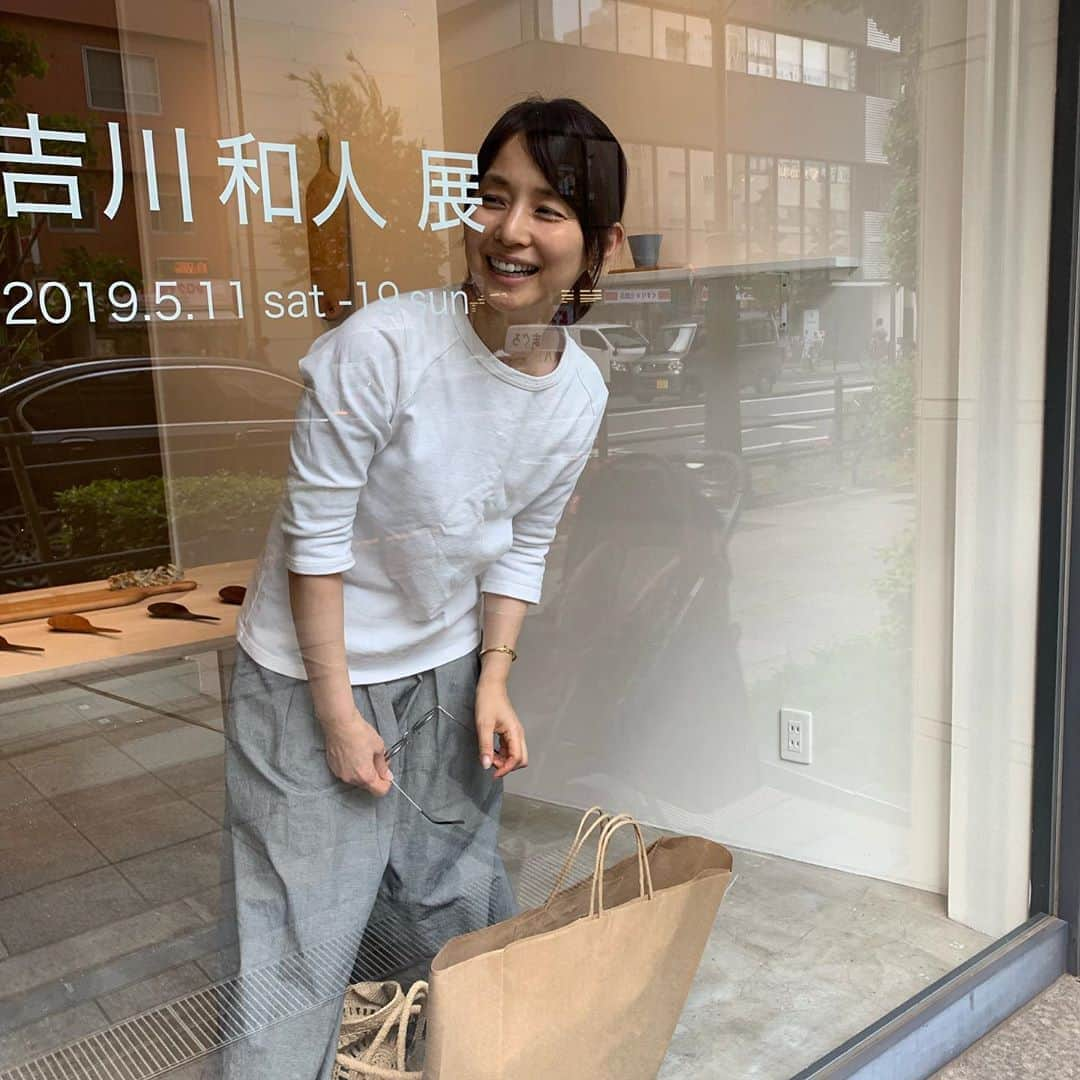 石田ゆり子さんのインスタグラム写真 - (石田ゆり子Instagram)「去る5/18の 午後。 わたしは、 Wood worker吉川和人さんの バターナイフの ワークショップへ参加。 吉川さんの作品の大ファンなのです。 まっすぐで 優しくて 力強くて、清らか。 これって吉川さん自身じゃない？と いつも思うのです。」5月20日 19時10分 - yuriyuri1003