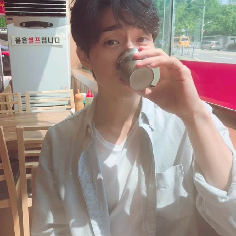 Jay のインスタグラム：「過去の写真ですが🤳 暑い天気の中ちゃんと水分補ってください！って 伝えたかったのです はい😊 더운 날씨 속에서 다들 수분 섭취 충분히 하시길바래요~😊」