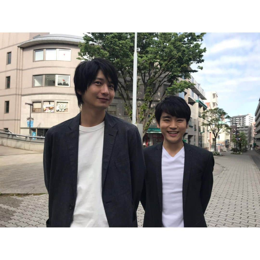 TBSドラマ「わたし、定時で帰ります。」のインスタグラム：「_ 今日は週始めの月曜日🏃‍♂️ #これから雨予報 #皆さまお気をつけて  第６話放送まで、 あと１日となりました！  晃太郎と来栖の服装が…😂 #あれ #ペアルック？  急展開の第６話は、 晃太郎の秘密が明らかに⁉️ お見逃しなく🦸‍♂️ . #向井理 #泉澤祐希 #わたし定時で帰ります #わた定 #tbs #火曜ドラマ」