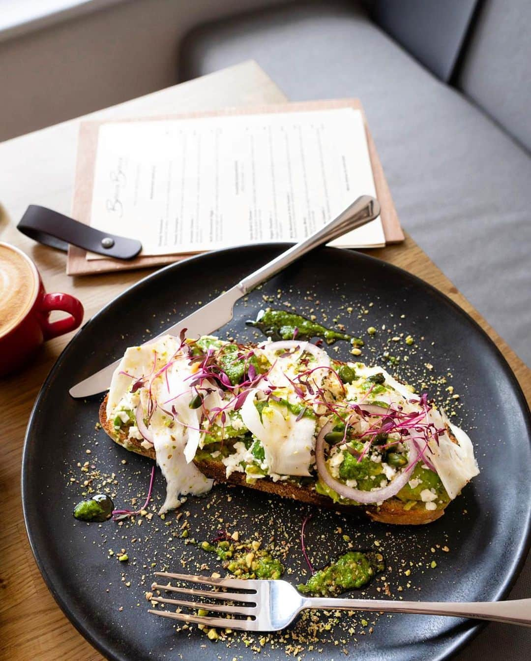 @LONDON | TAG #THISISLONDONさんのインスタグラム写真 - (@LONDON | TAG #THISISLONDONInstagram)「Morning #London it’s @robsonbarista here at @bearabearacafe in #Angel enjoying the most delicious #AvocadoToast 🥑😍 Avocado with chilli, feta, fennel, pistachio and red onion... dreamy! 😱 Beara Beara brew coffee ☕ from @oldspikeroast - an incredible business that not only roasts delicious #coffee but helps the homeless in the process 🙌🏻 Tag your coffee crew. Let’s go! 👇🏼👇🏼 // #thisislondon #londonreviewed #londoncoffeeshops #londonfood」5月20日 19時13分 - london