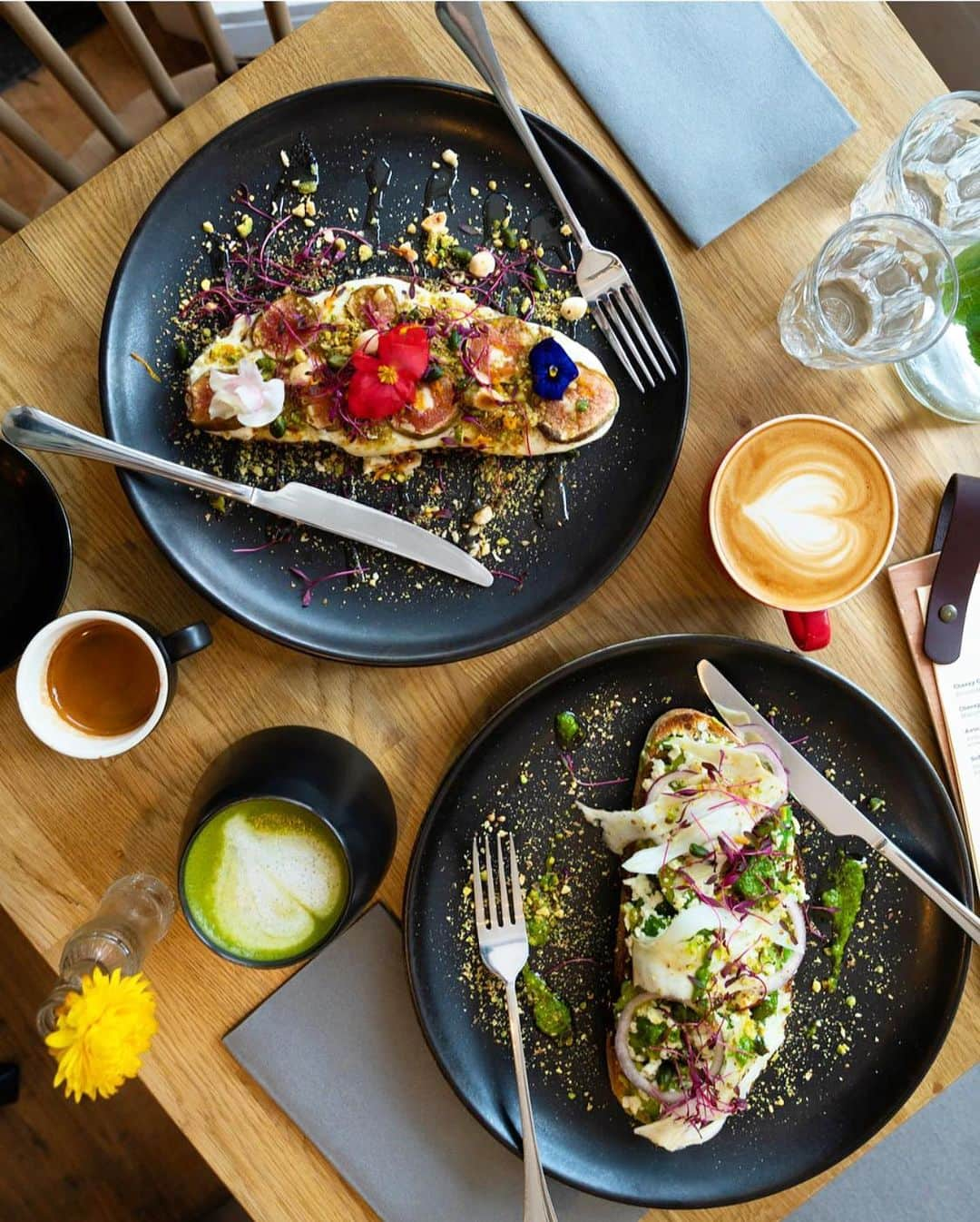 @LONDON | TAG #THISISLONDONさんのインスタグラム写真 - (@LONDON | TAG #THISISLONDONInstagram)「Morning #London it’s @robsonbarista here at @bearabearacafe in #Angel enjoying the most delicious #AvocadoToast 🥑😍 Avocado with chilli, feta, fennel, pistachio and red onion... dreamy! 😱 Beara Beara brew coffee ☕ from @oldspikeroast - an incredible business that not only roasts delicious #coffee but helps the homeless in the process 🙌🏻 Tag your coffee crew. Let’s go! 👇🏼👇🏼 // #thisislondon #londonreviewed #londoncoffeeshops #londonfood」5月20日 19時13分 - london