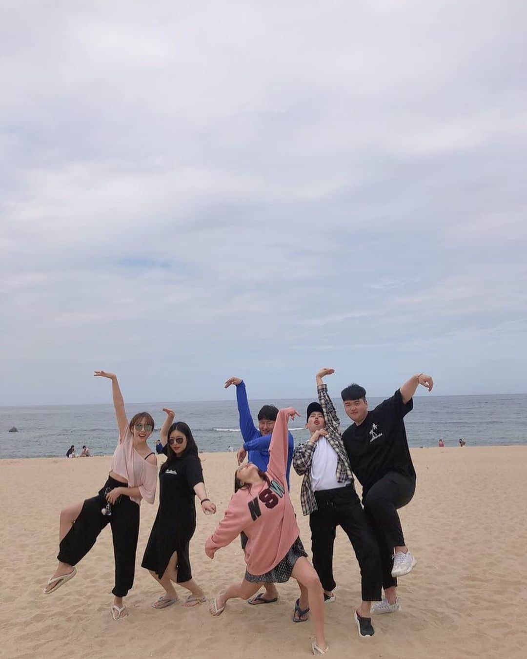 チ・ユンホのインスタグラム：「오래살자 친구들아#2019마지막여행」