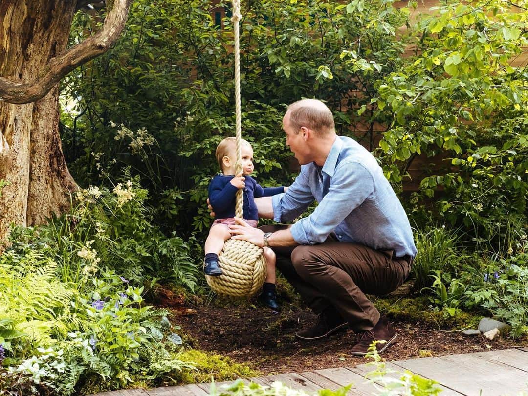 Vogue Australiaさんのインスタグラム写真 - (Vogue AustraliaInstagram)「Kate Middleton and Prince William share intimate and sweet photos of a family day out at the Chelsea Flower Show 🌸 Link in the bio to see the Cambridges in the wild. 📸 Matt Porteous/Kensington Palace via Getty Images」5月20日 19時16分 - vogueaustralia