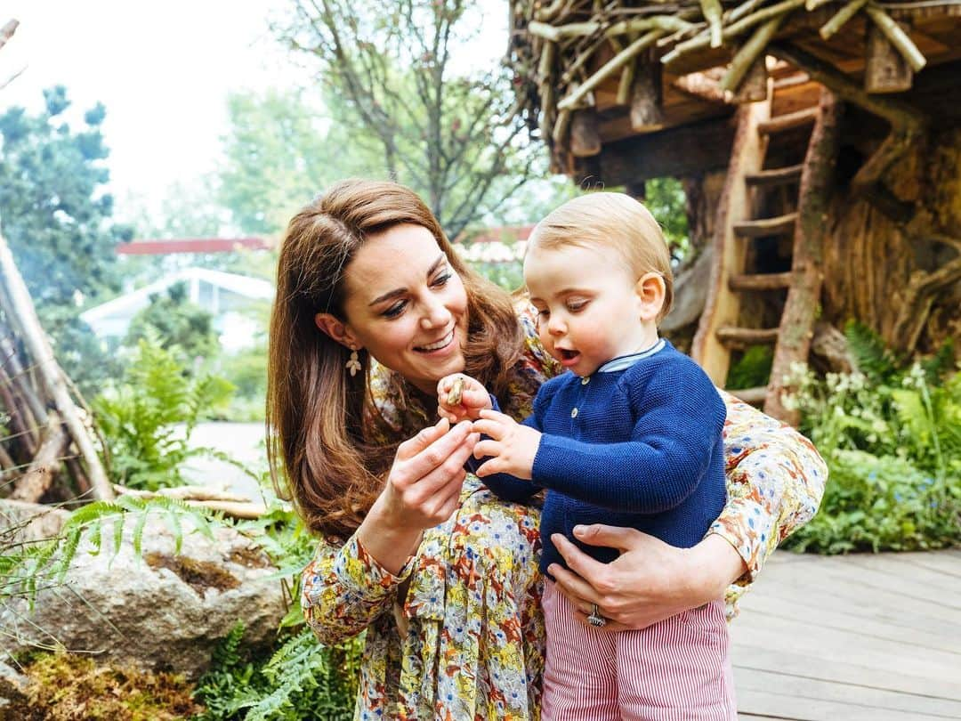 Vogue Australiaさんのインスタグラム写真 - (Vogue AustraliaInstagram)「Kate Middleton and Prince William share intimate and sweet photos of a family day out at the Chelsea Flower Show 🌸 Link in the bio to see the Cambridges in the wild. 📸 Matt Porteous/Kensington Palace via Getty Images」5月20日 19時16分 - vogueaustralia