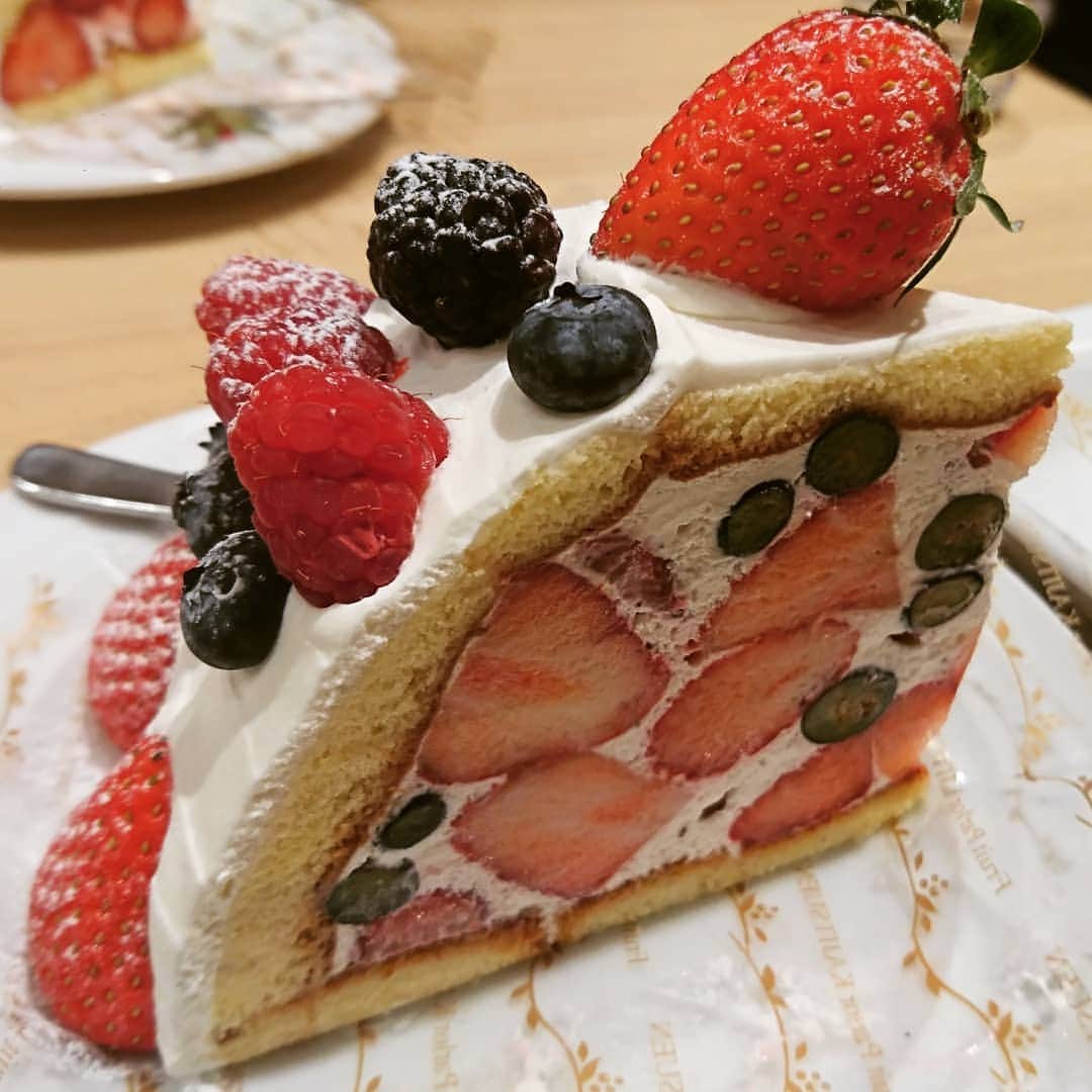 のインスタグラム：「『4ベリーズコット』果物まみれケーキなのです＼(^o^)／！もちろん美味しい！果実園リーベル♪  #果実園リーベル #新宿 #果実園 #果実園リーベル新宿店 #4ベリーズコット #ケーキ #スイーツ #sweets #レギュラー松本 #あるある探検隊 #いちご #ブルーベリー」