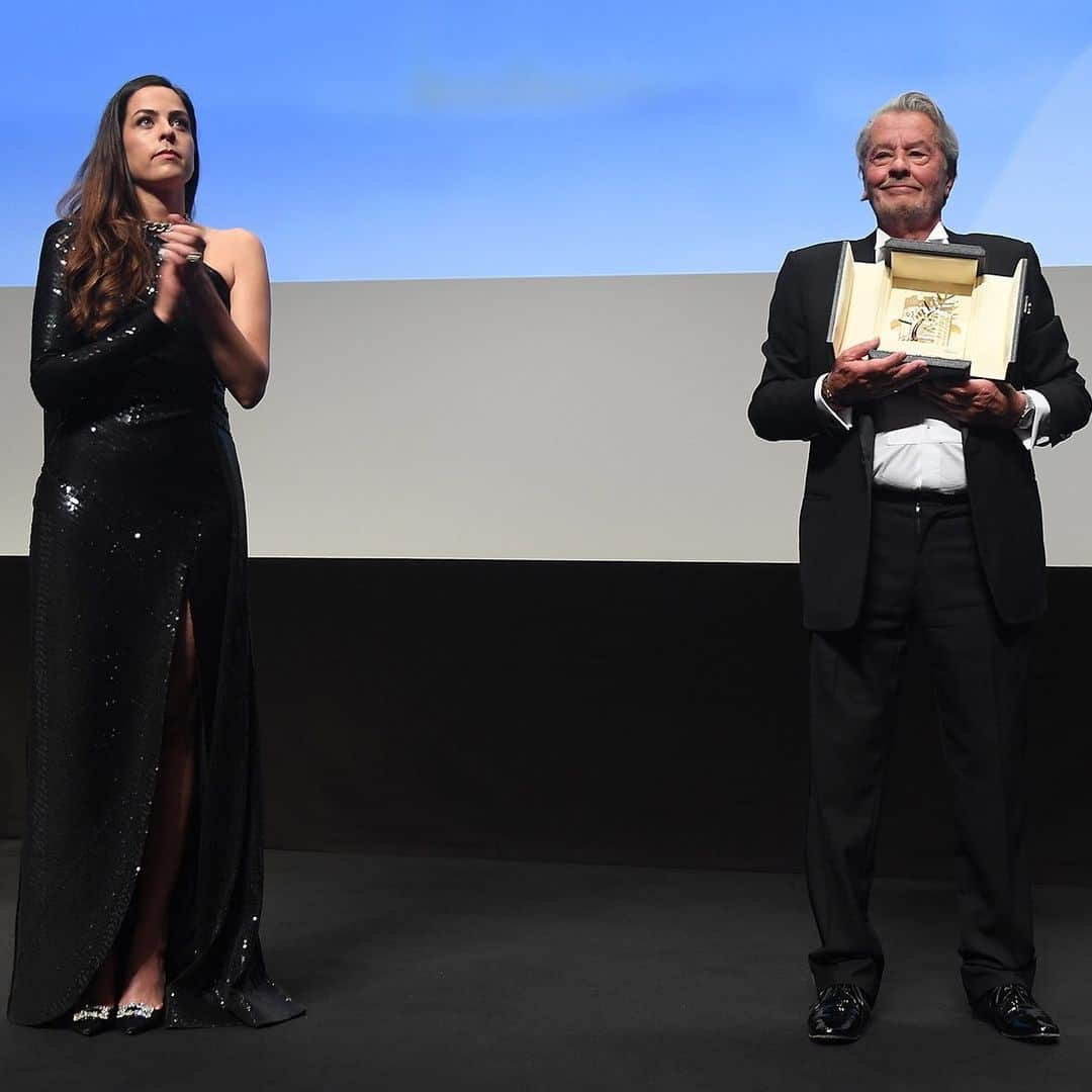 ロジェ・ヴィヴィエさんのインスタグラム写真 - (ロジェ・ヴィヴィエInstagram)「French Actress @anouchkadelon wearing the #RogerVivier  #FlowerStrass pumps, attends the 72nd annual #Cannes2019 Film Festival to present the distinguished Palm d’honneur award to her father, Alain Delon」5月20日 19時22分 - rogervivier