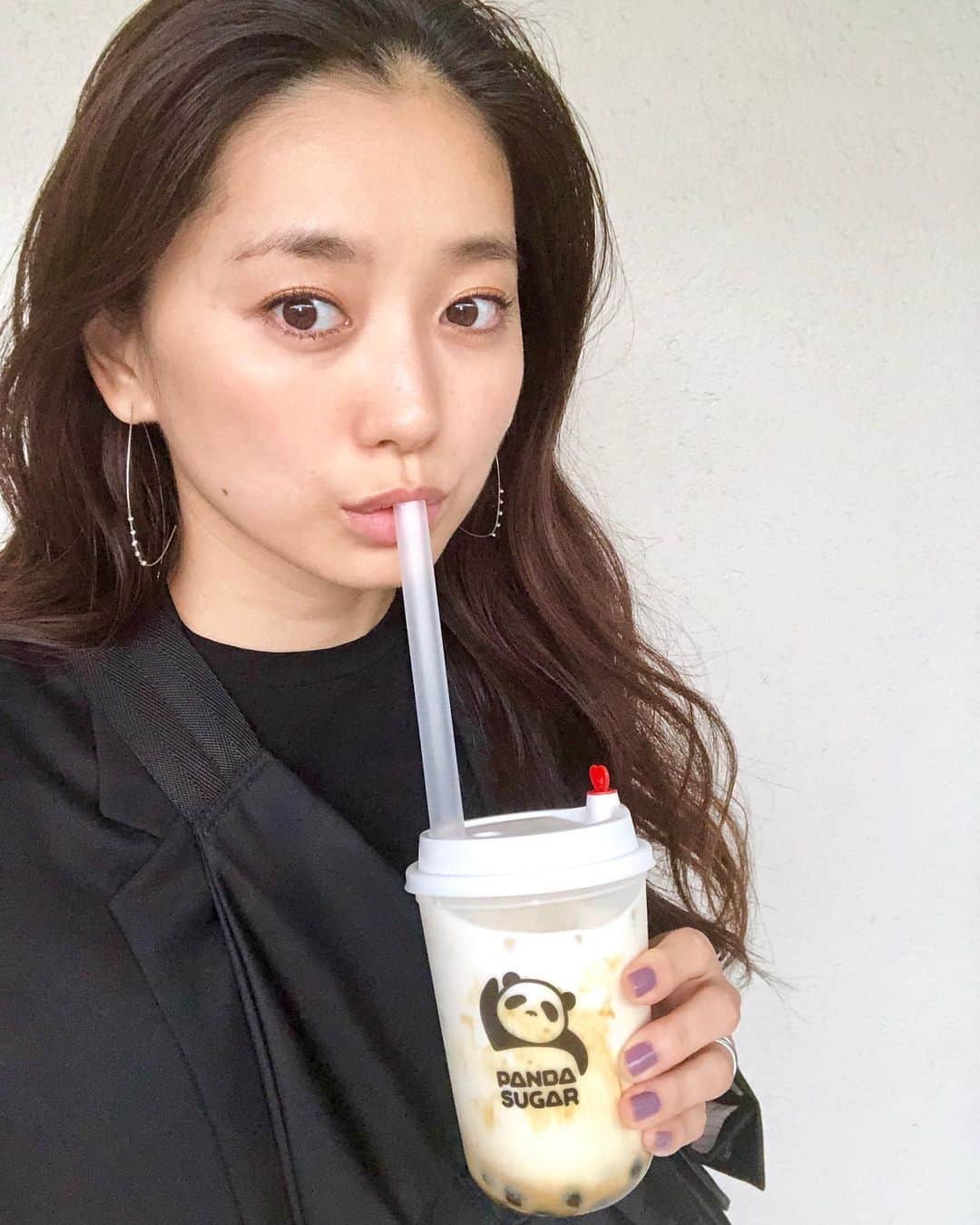 のインスタグラム：「おはつ黒糖みるく🐼 種類たくさんあるね PANDA SUGARすきな方 おすすめ教えてちょ♡♡ じあれいもすきです🦌 #pandasugar #タピオカ#ご褒美 #offpic#松永ちさと」