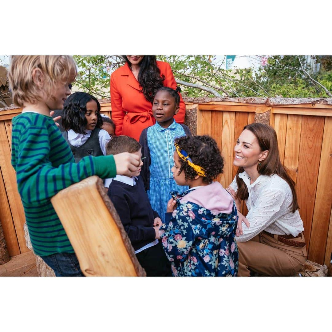 ウィリアム（ケンブリッジ公）さんのインスタグラム写真 - (ウィリアム（ケンブリッジ公）Instagram)「Thank you everyone that joined The Duchess of Cambridge in her #RHSChelsea Back to Nature Garden this morning!  Ahead of joining The Queen and Members of @TheRoyalFamily at the #ChelseaFlowerShow on Monday evening, The Duchess was joined by local schoolchildren for some outdoor activities, including reed boat baking and marshmallow toasting.  The Duchess also took the opportunity to thank the incredible team of collaborators who have been involved in the project.  The Duchess has designed @The_RHS Back to Nature Garden to inspire children, families and communities to get outside and enjoy the huge benefits that nature has on our physical and mental wellbeing.」5月20日 19時30分 - princeandprincessofwales