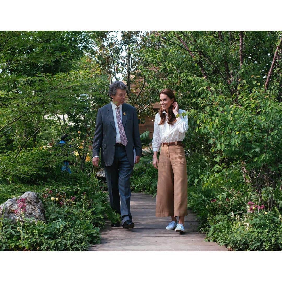 ウィリアム（ケンブリッジ公）さんのインスタグラム写真 - (ウィリアム（ケンブリッジ公）Instagram)「Thank you everyone that joined The Duchess of Cambridge in her #RHSChelsea Back to Nature Garden this morning!  Ahead of joining The Queen and Members of @TheRoyalFamily at the #ChelseaFlowerShow on Monday evening, The Duchess was joined by local schoolchildren for some outdoor activities, including reed boat baking and marshmallow toasting.  The Duchess also took the opportunity to thank the incredible team of collaborators who have been involved in the project.  The Duchess has designed @The_RHS Back to Nature Garden to inspire children, families and communities to get outside and enjoy the huge benefits that nature has on our physical and mental wellbeing.」5月20日 19時30分 - princeandprincessofwales