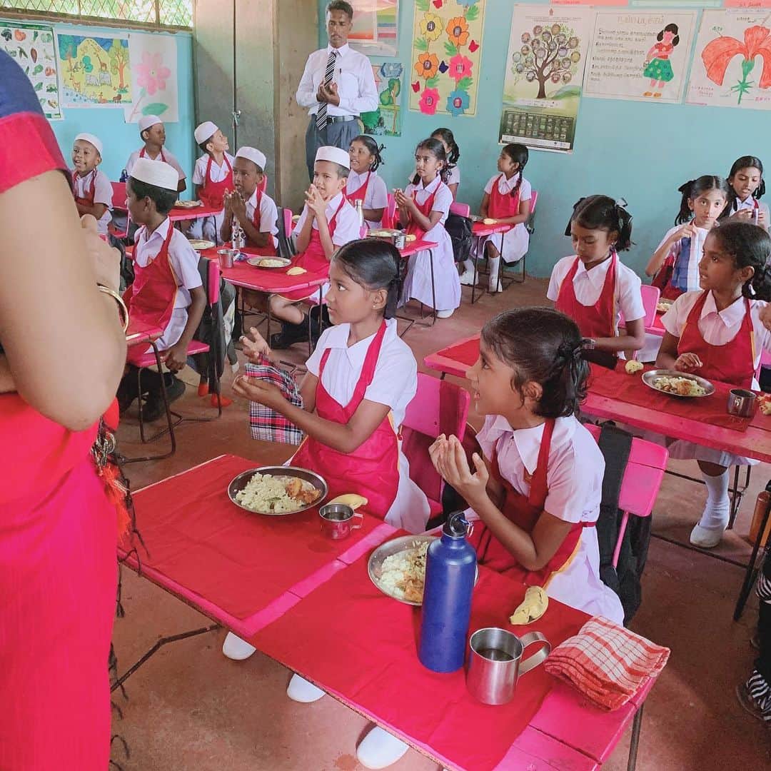 関根理紗さんのインスタグラム写真 - (関根理紗Instagram)「スリランカの学校に行って、みんながどんな給食を食べているのか見学させてもらいました！ みんなすごく礼儀正しくて、元気でニコニコしていてキラキラ輝いていました😊🇱🇰 学校給食はFEED やClarinsなどからの支援を受けて、国連WFPと政府が提供しているものですが、中には１日の食事が給食のみだという子もいると聞きました。 給食があることが、子ども達が学校に通うモチベーションにもなるのだそうです。  とても大切な取り組みで、毎日ご飯が食べられるのは本当にありがたい事だなと思いました。  一つの給食が届けられるまでには沢山の人の協力が必要だということも今回の訪問で感じることができました。  世界中の子供達にもっとたくさんの給食が届きますように。 #CLARINSxFEED #WFP #schoolmeals #クラランス」5月20日 19時31分 - sekine.risa