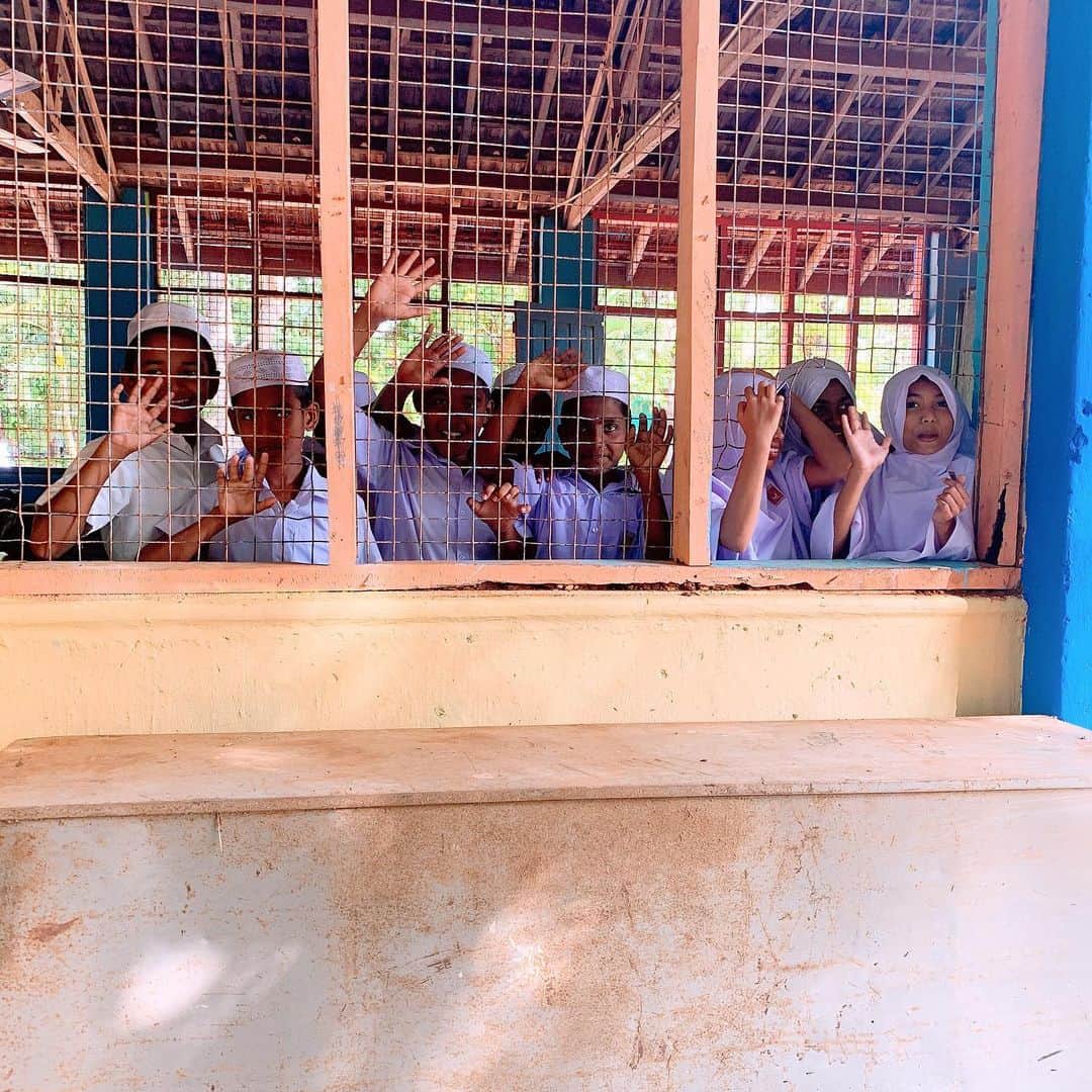 関根理紗さんのインスタグラム写真 - (関根理紗Instagram)「スリランカの学校に行って、みんながどんな給食を食べているのか見学させてもらいました！ みんなすごく礼儀正しくて、元気でニコニコしていてキラキラ輝いていました😊🇱🇰 学校給食はFEED やClarinsなどからの支援を受けて、国連WFPと政府が提供しているものですが、中には１日の食事が給食のみだという子もいると聞きました。 給食があることが、子ども達が学校に通うモチベーションにもなるのだそうです。  とても大切な取り組みで、毎日ご飯が食べられるのは本当にありがたい事だなと思いました。  一つの給食が届けられるまでには沢山の人の協力が必要だということも今回の訪問で感じることができました。  世界中の子供達にもっとたくさんの給食が届きますように。 #CLARINSxFEED #WFP #schoolmeals #クラランス」5月20日 19時31分 - sekine.risa