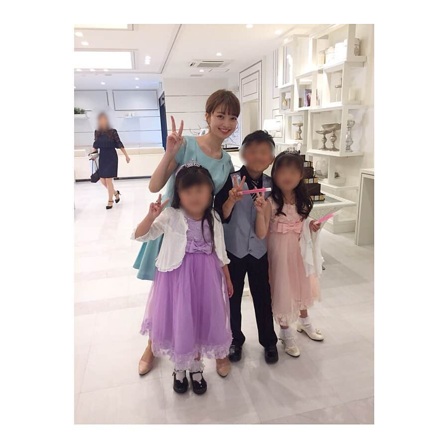 赤坂星南さんのインスタグラム写真 - (赤坂星南Instagram)「・ ・ 今週末は従兄弟の結婚式に行ってきました 👰💐🤵 笑顔溢れる空間で私もとっても幸せな気分になりました💍✨ ・ ・ ・ 親戚にも久しぶりに会えて、運動会の後にも関わらずちびっこ達の元気さがすごかったーー！😹 ・ 1枚目の花束はそんなちびっこ達が一つ一つお花を選んで『はい、どうぞっ！』と帰り際にプレゼントしてくれました！ほっこり。☺︎❤︎ ・ ・ ・ ・ #happywedding#結婚式#ちびっこパワー#溢れてた#senars」5月20日 19時41分 - sena_akasaka