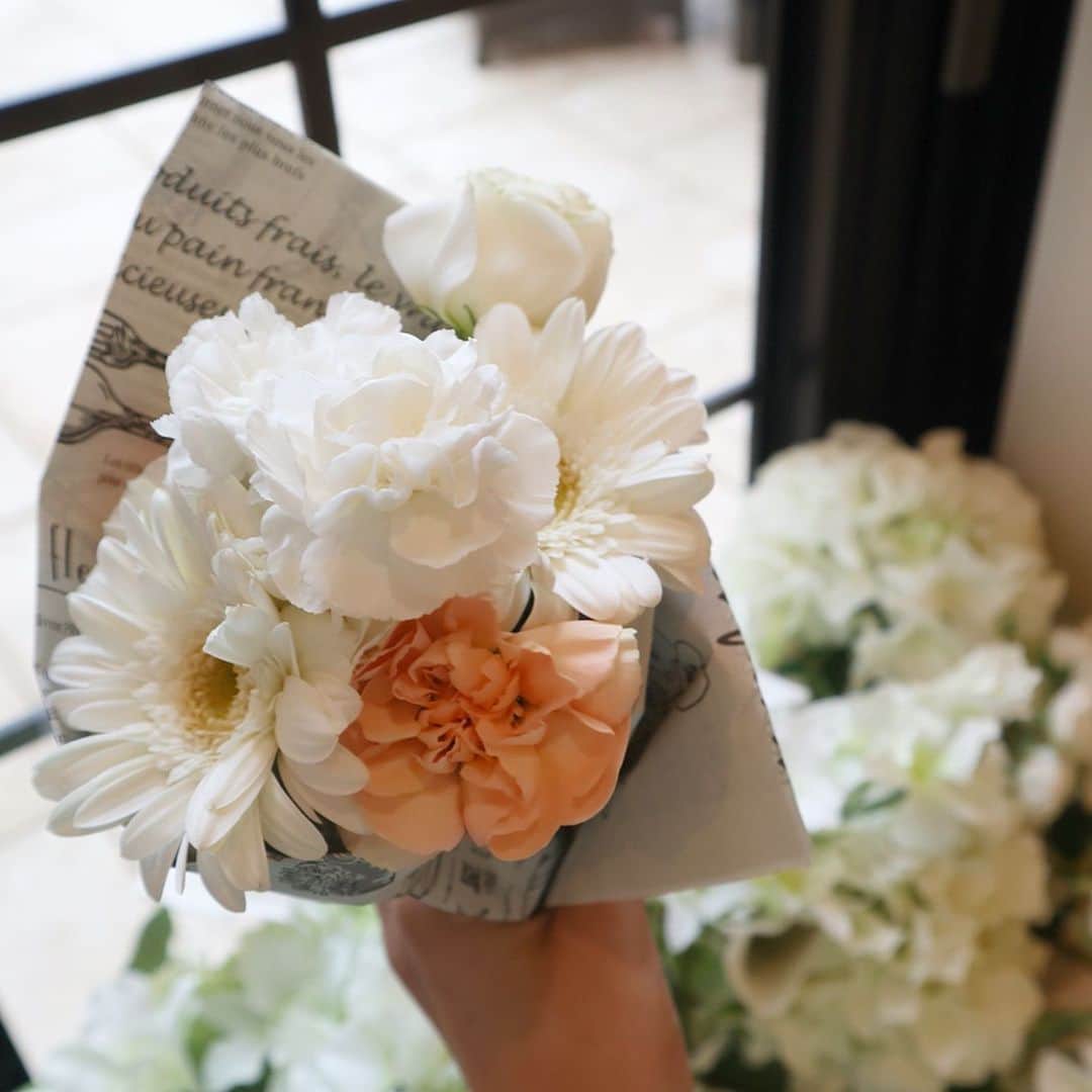 赤坂星南さんのインスタグラム写真 - (赤坂星南Instagram)「・ ・ 今週末は従兄弟の結婚式に行ってきました 👰💐🤵 笑顔溢れる空間で私もとっても幸せな気分になりました💍✨ ・ ・ ・ 親戚にも久しぶりに会えて、運動会の後にも関わらずちびっこ達の元気さがすごかったーー！😹 ・ 1枚目の花束はそんなちびっこ達が一つ一つお花を選んで『はい、どうぞっ！』と帰り際にプレゼントしてくれました！ほっこり。☺︎❤︎ ・ ・ ・ ・ #happywedding#結婚式#ちびっこパワー#溢れてた#senars」5月20日 19時41分 - sena_akasaka