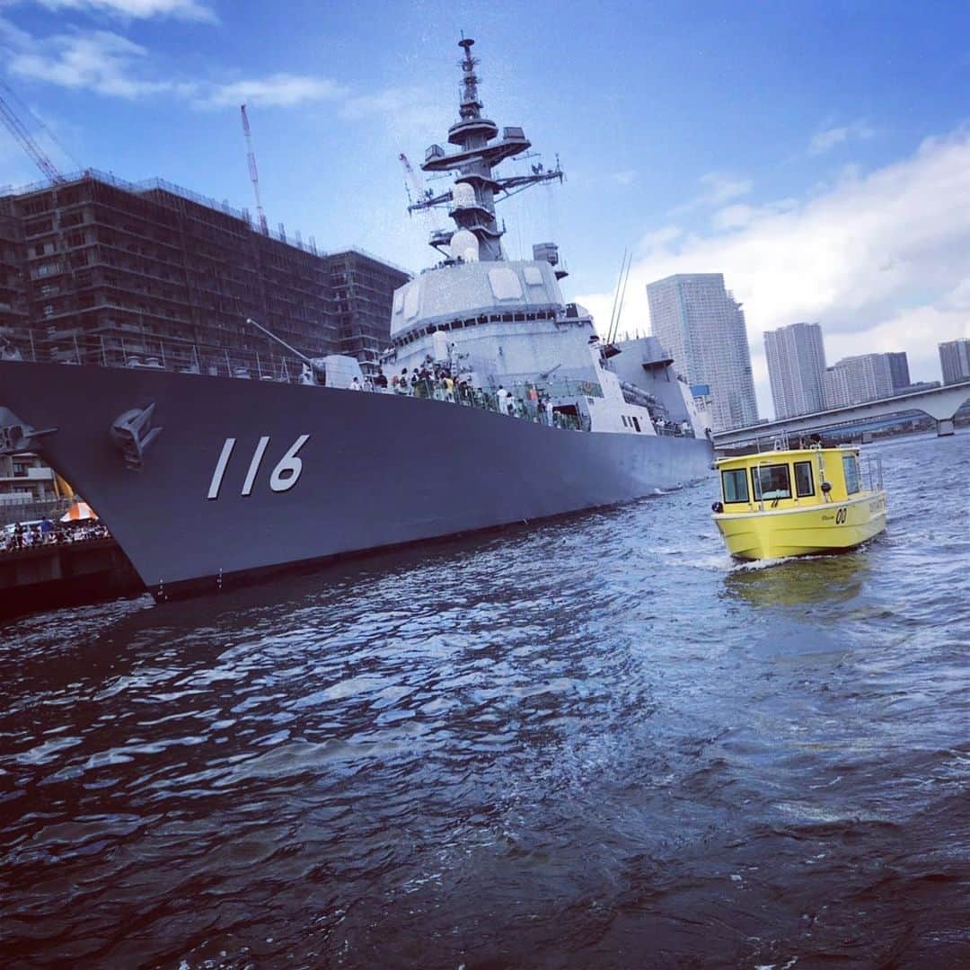 のインスタグラム：「東京港。 晴海埠頭。たくさんの人出でした。 満月の日に護衛艦「てるづき」との2ショットです。  #tokyowatertaxi #海上自衛隊  #東京みなと祭り #東京都港湾局 #水上見学 #東京 #てるづき  #横須賀」