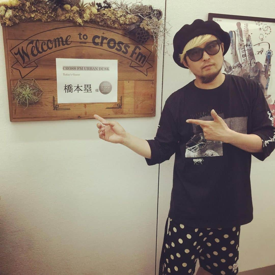 橋本塁さんのインスタグラム写真 - (橋本塁Instagram)「CROSS FM 「URBAN DUSK」ゲストありがとうございました！radikoでも聴けるので是非！プレゼントも明日のオンエアーまで応募受付してるので是非！ クリゼンさん！ありがとうございました！ さて！これから銭湯だ！！♨️ #サウシュー #crossfm #urbandusk」5月20日 19時36分 - ruihashimoto