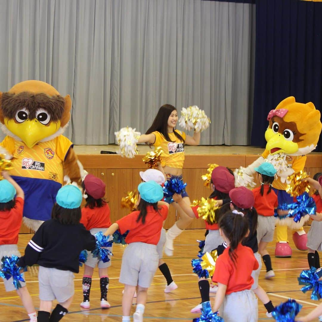 ベガルタ仙台さんのインスタグラム写真 - (ベガルタ仙台Instagram)「5月20日 宮城明泉学園 明泉高森幼稚園にて、幼稚園キッズサッカーキャラバンの第1回を開催 #幼稚園キッズサッカーキャラバン #サッカー教室 #チアダンス教室 #平瀬智行 #クラブコーディネーター #菅井直樹 #地域連携課 #ベガッ太 #ルターナ #ベガルタ仙台スクールコーチ #ベガルタチアリーダーズ #明泉高森幼稚園 #クラブ創立25周年記念事業 #KIZUNA未来プロジェクト #絆フットボール  #ベガルタ仙台 #仙台 #サッカー #Jリーグ #2019シーズン #スローガン #ReVolution @vegalta_cheerleaders」5月20日 19時43分 - vegaltasendai