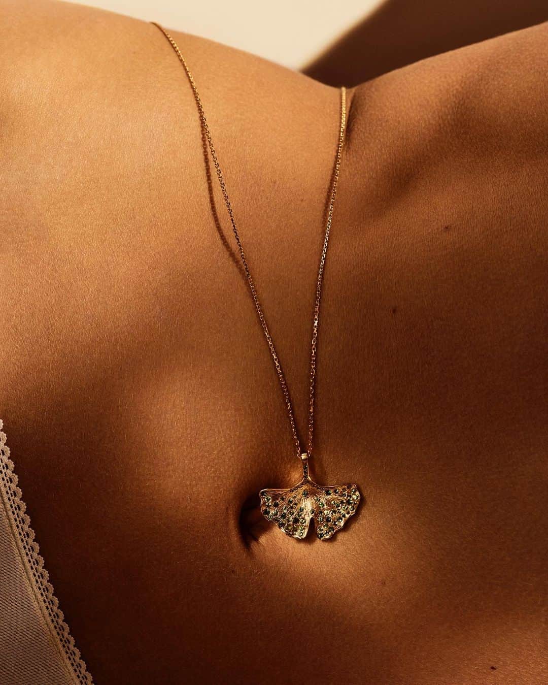 オーレリービダマンのインスタグラム：「Ginkgo leaf should be worn on the skin... #aureliebidermann #ginkgo #finejewelry」