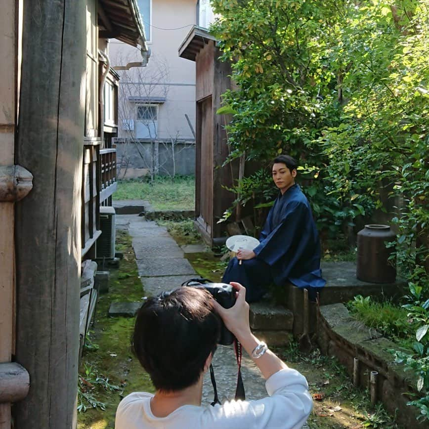 川原一馬さんのインスタグラム写真 - (川原一馬Instagram)「ピカチュウ可愛かった。。。 ミュージックバズ、聴き逃しサービスが今週の土曜日まで行っているそうなので、聴けなかった人は是非！  写真は舞台「絢爛とか爛漫とか」のオフショット！ nhk.or.jp/radio/ondemand…」5月20日 19時44分 - kazuma_kawahara