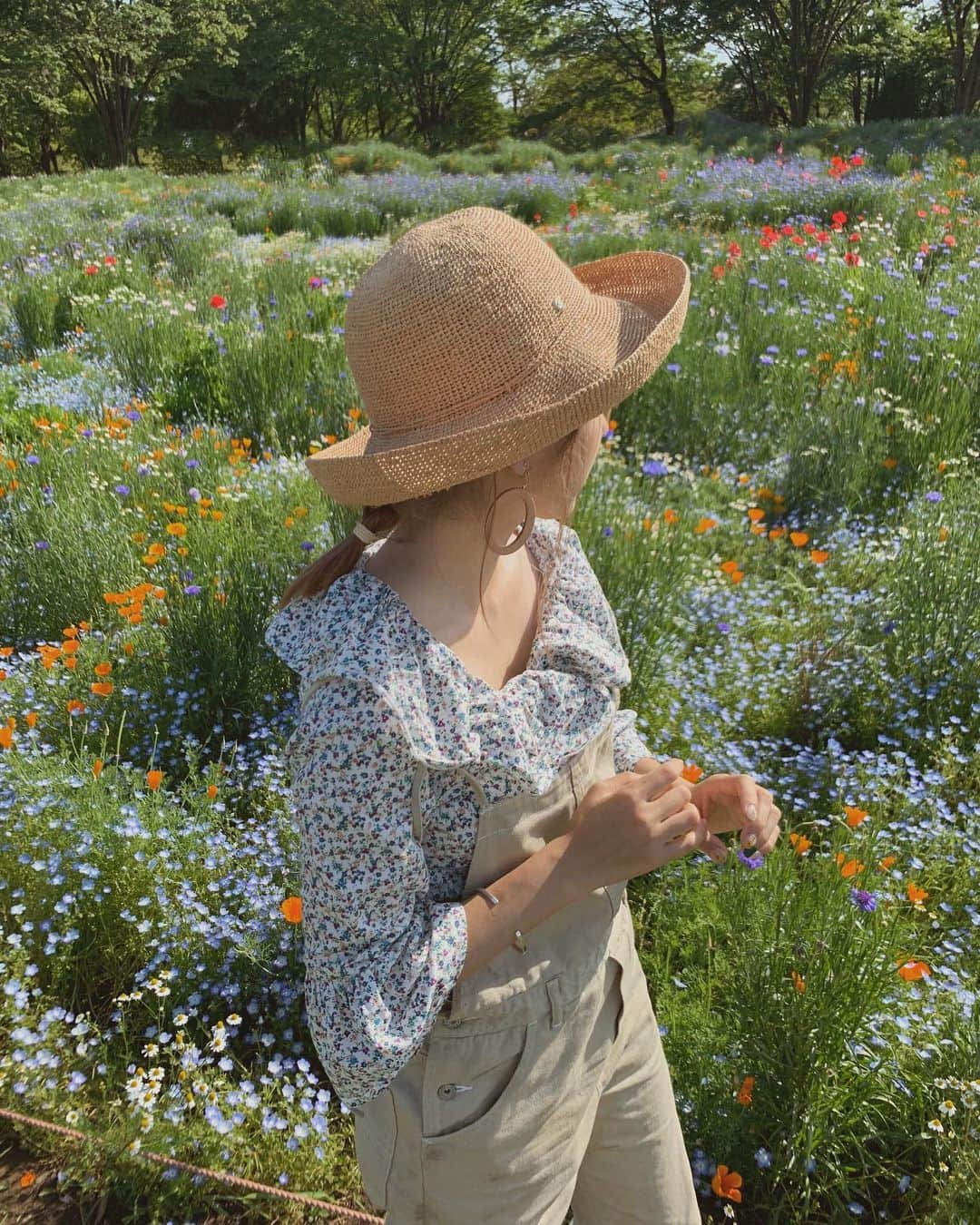 AMOさんのインスタグラム写真 - (AMOInstagram)「昨日のコーデ好きでした。👩🏼‍🌾 お花の綺麗なところへ着ていきたいと思っていた @ruby_and_you の小花柄ラッフルブラウス💐 公園のお花畑とマッチしていた。🌷🌹 イヤリングは @soleil_accessories_ のもの。🥚 わたしの夏の定番 @helen_kaminski のラフィアハット、 今年も出番！ wearにも全身を載せました🌼」5月20日 19時47分 - amo_whale