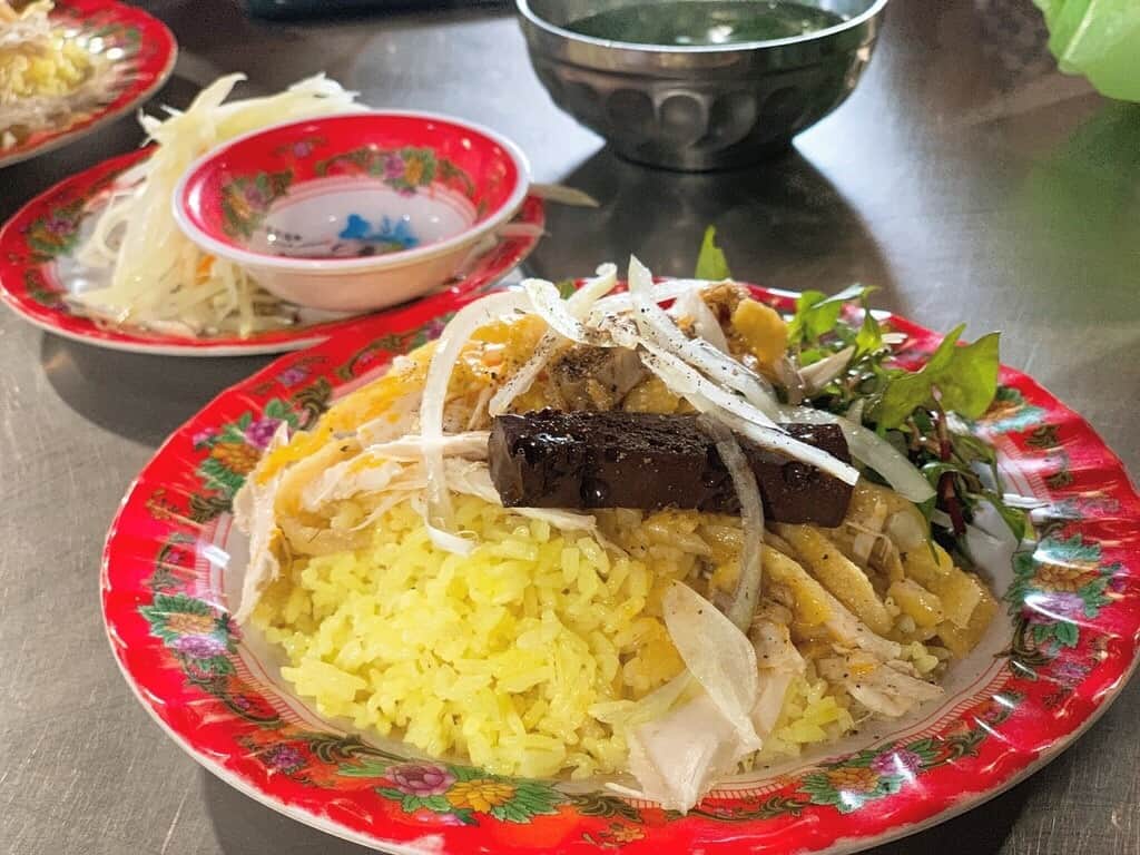イモトのWiFiのインスタグラム：「. こちらはベトナムのチキンライス。 ベトナムでは「コムガー」と言うそうです！ 黄色いご飯が特徴的。 あまりの美味しさに、一瞬でご飯がなくなってしまいます！ . . #イモトのWiFi #羽田空港 #成田空港 #海外旅行 #タイ #タイ旅行 #ベトナム料理 #ベトナム #観光地 #ベトナム旅行 #アジア旅行 #タビジョ #旅行コーデ #シンガポール #旅行好きな人と繋がりたい #シンガポール料理 #フォトジェニック #休日 #おでかけ #旅したくなるフォト #タイ国際空港 #旅女 #マイトリ #小籠包 #ひとり旅 #旅行大好き #夏の旅行 #女一人旅 #一人旅 #アジア」