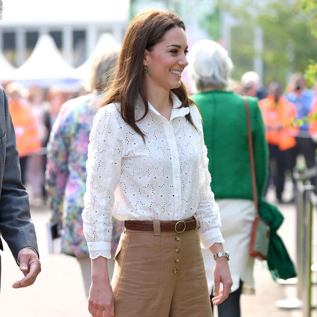 ELLE UKさんのインスタグラム写真 - (ELLE UKInstagram)「Kate Middleton giving us serious summer vibes as she toured the Chelsea Flower Show this morning. The Duchess wears an MiH shirt, LINK IN BIO for more info ☀️」5月20日 19時57分 - elleuk
